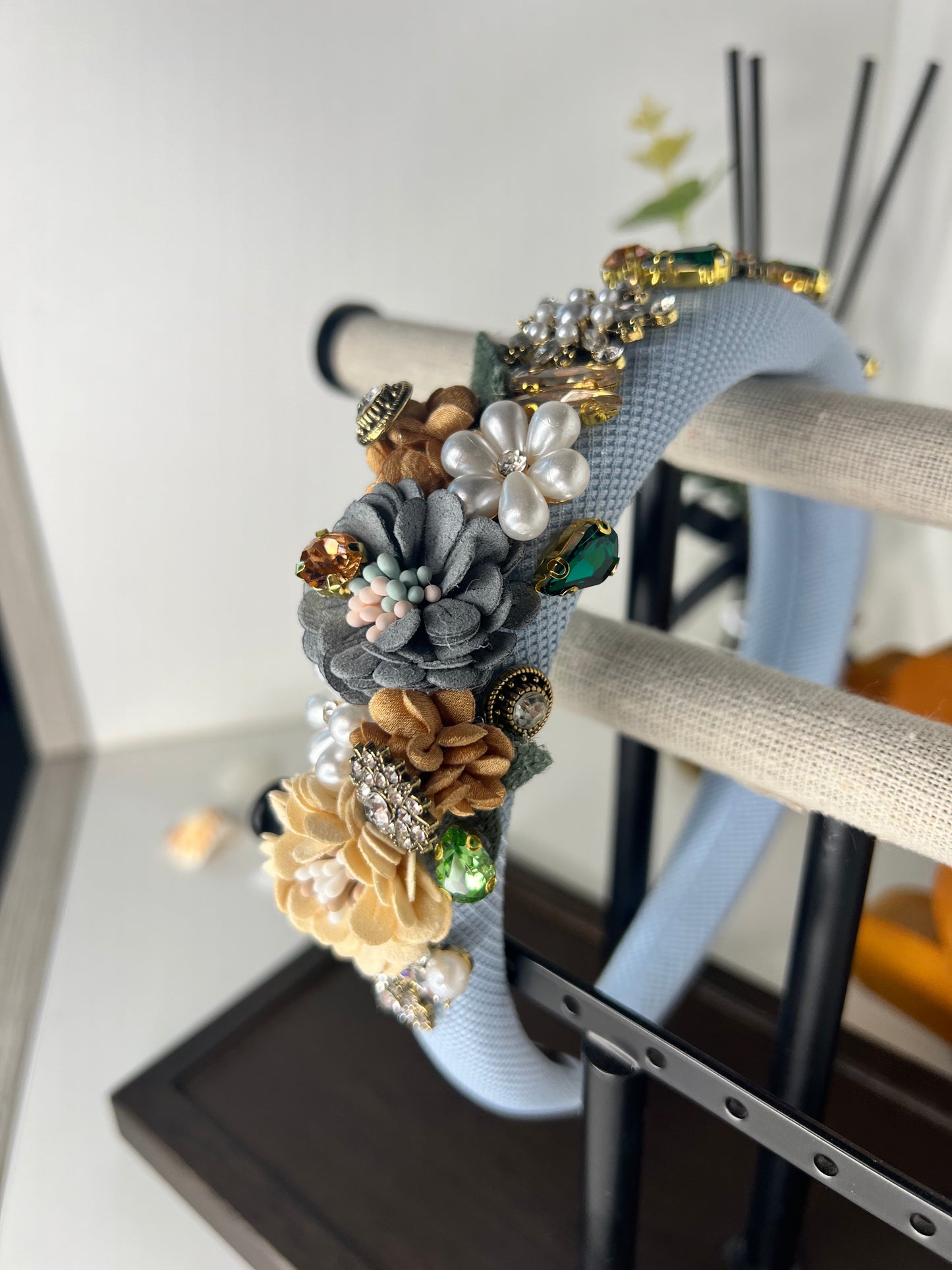 Diadema decorada con flores 03815