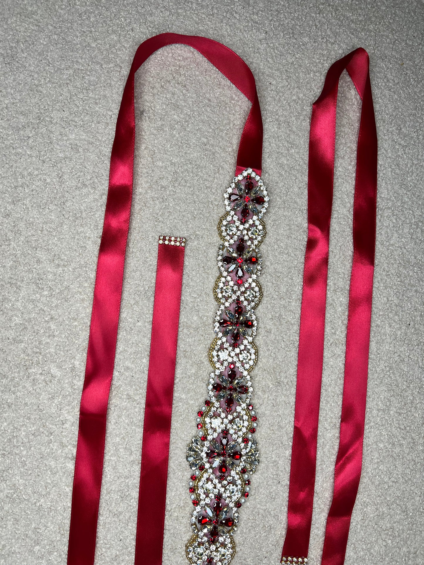 Cinturón de cristal y piedras rojas