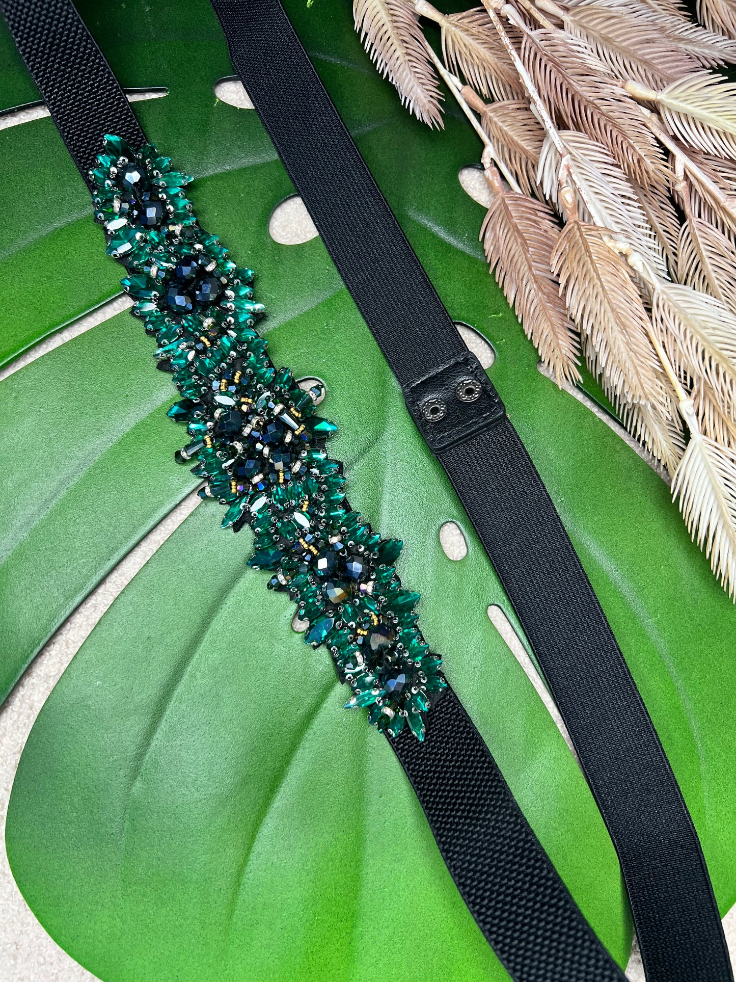 Cinturón elástico con cuentas verdes