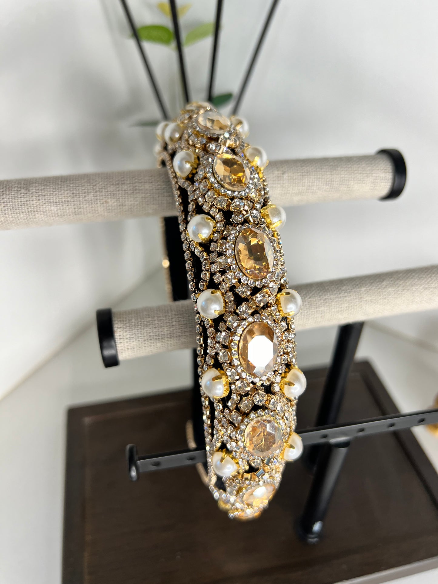 Diadema decorada con joyas y perlas 03802