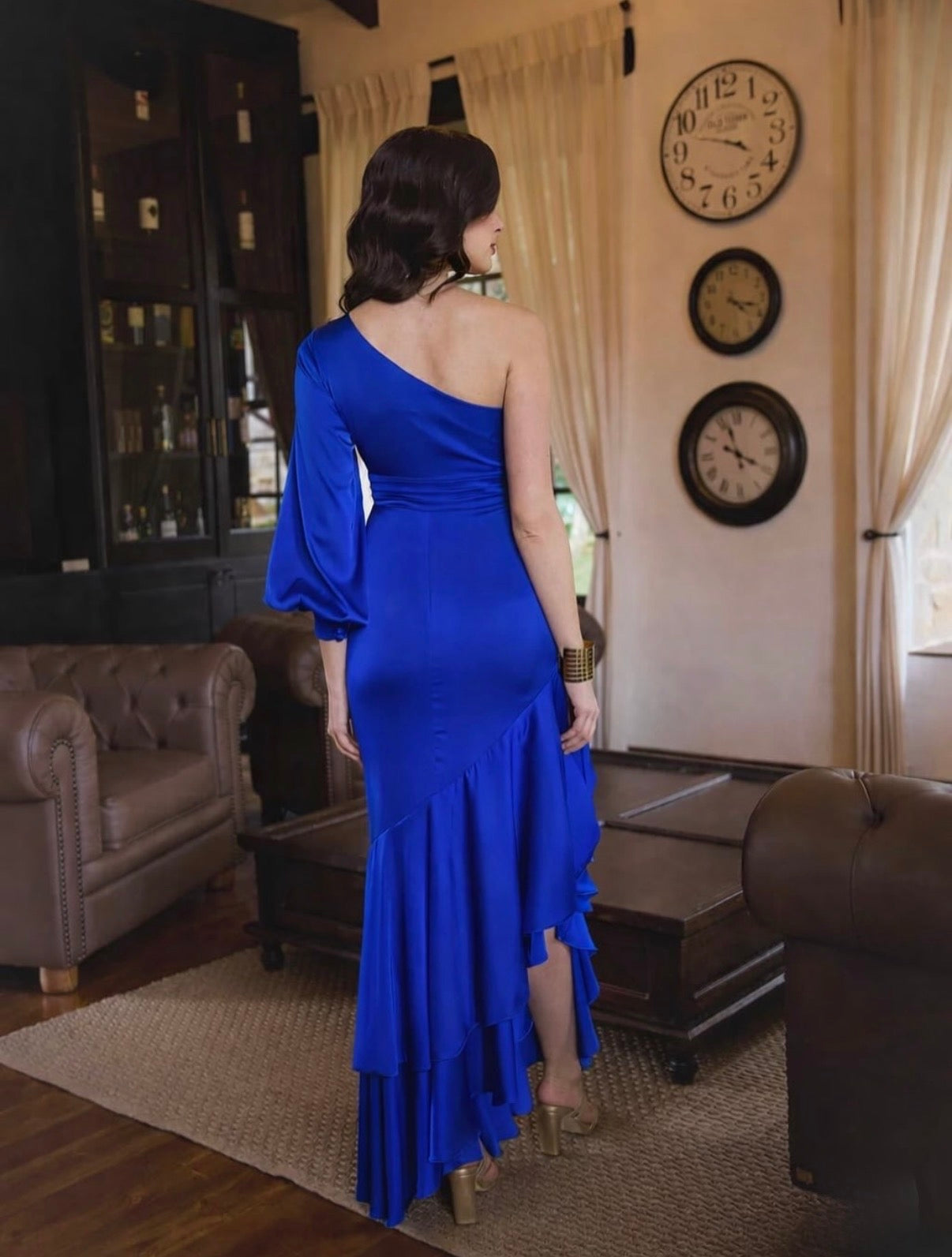 Vestido unicolor de seda azul one Shoulder manga larga