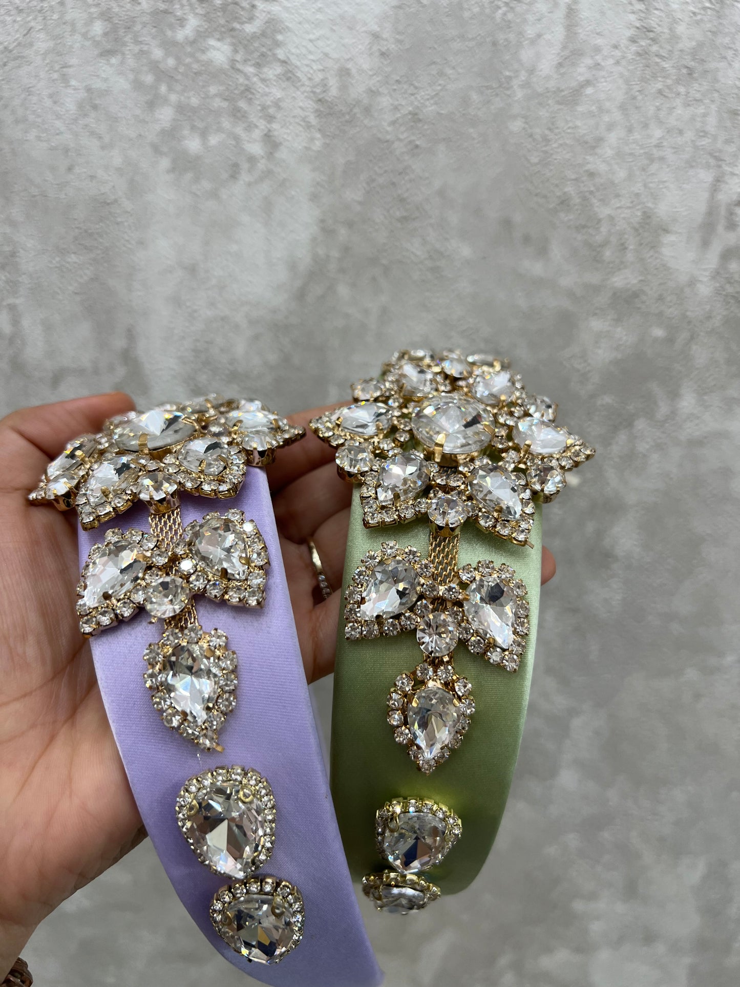 Diadema con apliques en silver y dorado 02717
