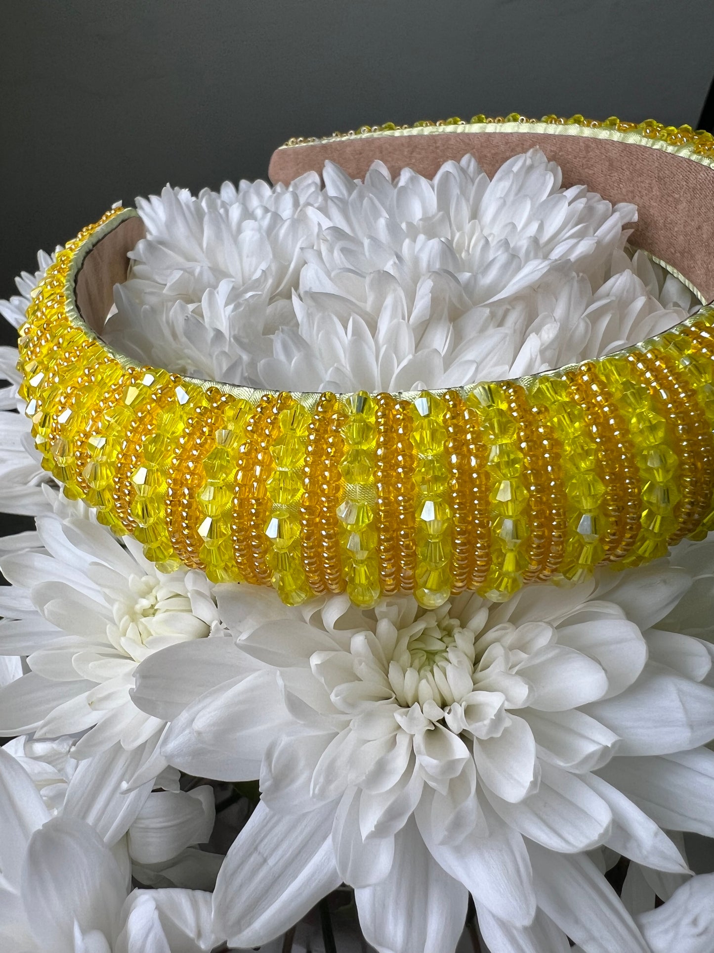 Diadema amarilla de cuentas