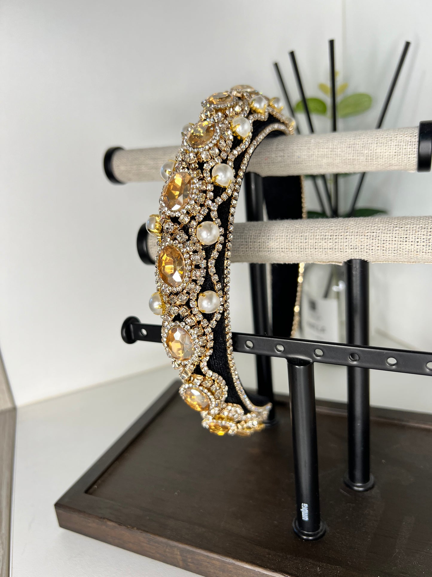 Diadema decorada con joyas y perlas 03802