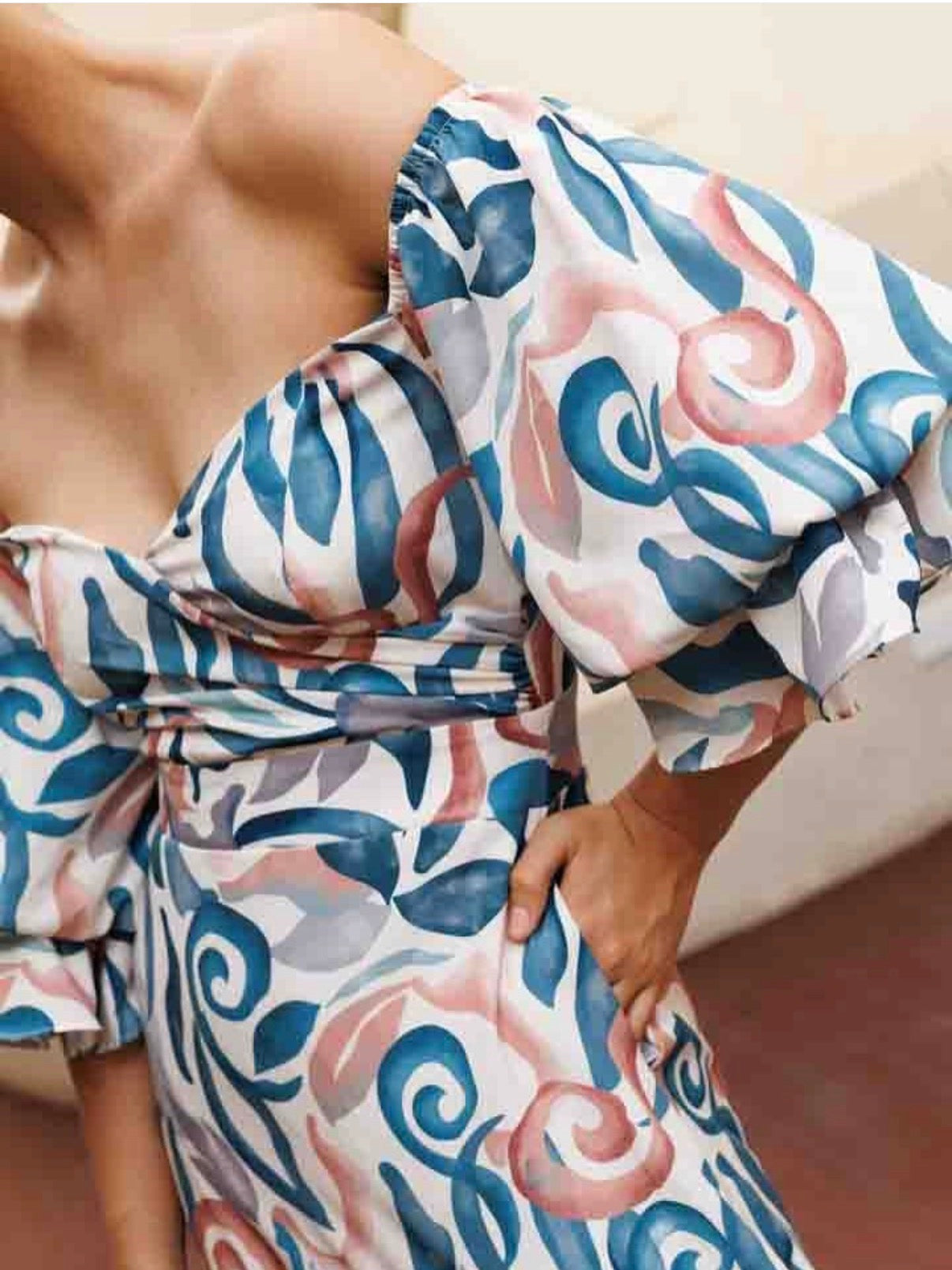 Vestido estampado de mangas off shoulder bombachas