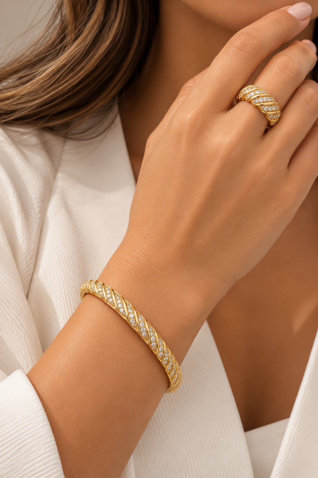 Anillo Espiral Dorado con Cristales