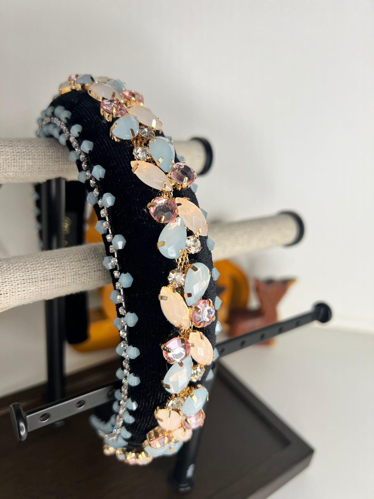 Diadema adornada con piedrería, cristales y perlas 03814