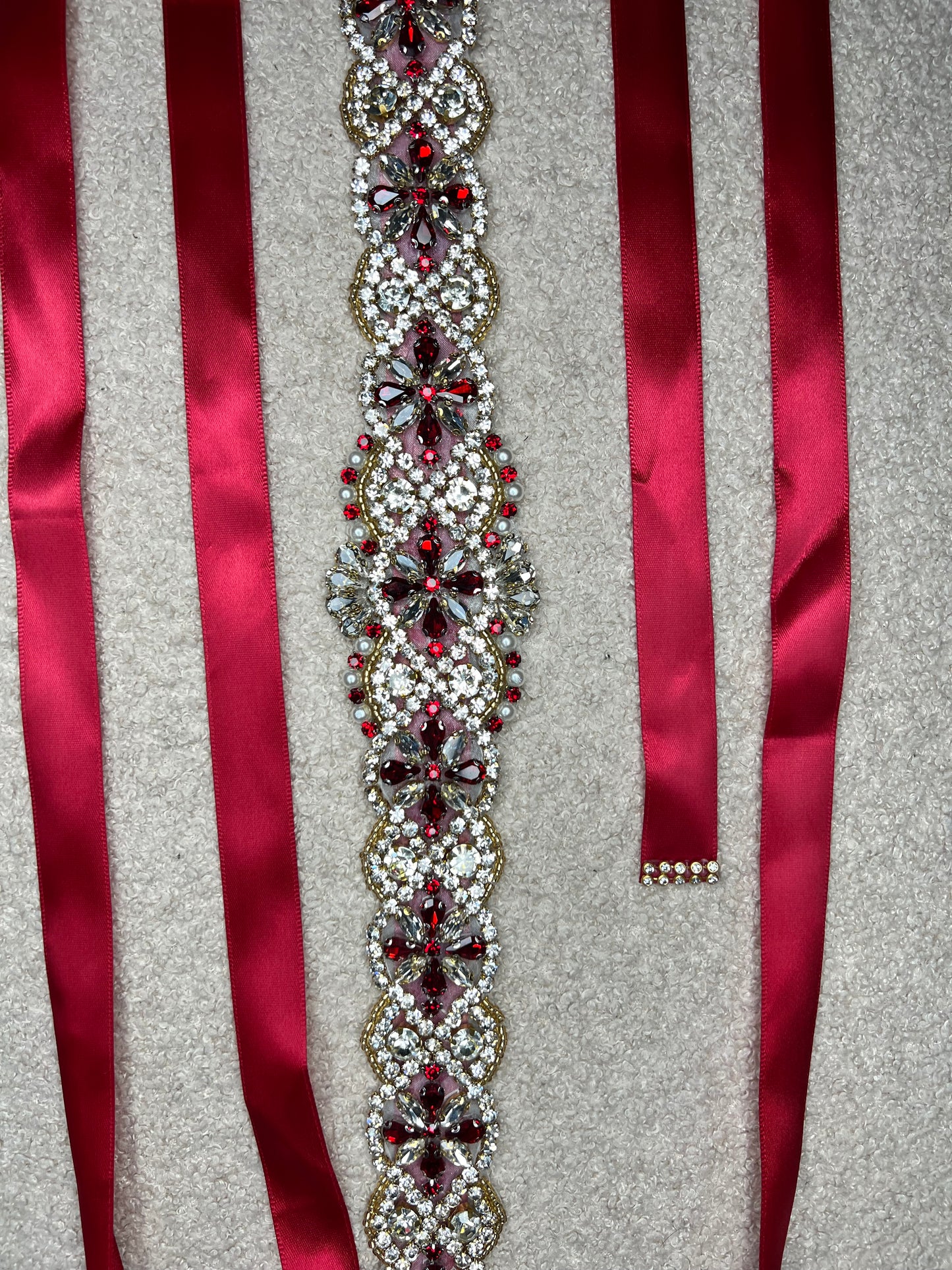 Cinturón de cristal y piedras rojas