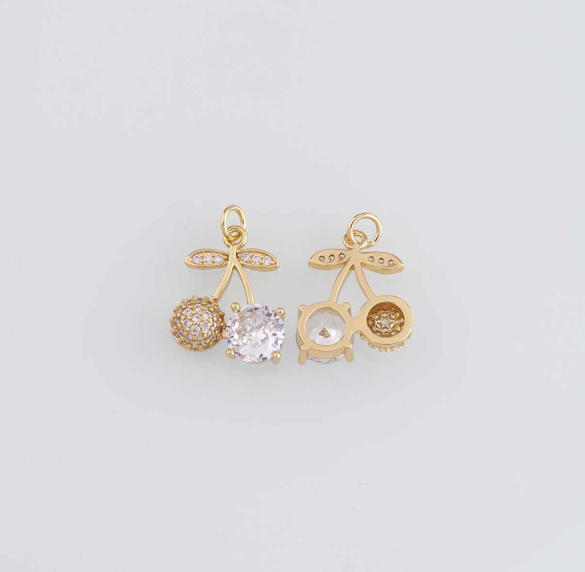 DIJE CEREZA DORADA UN LADO DE CIRCONES UN LADO CRISTAL