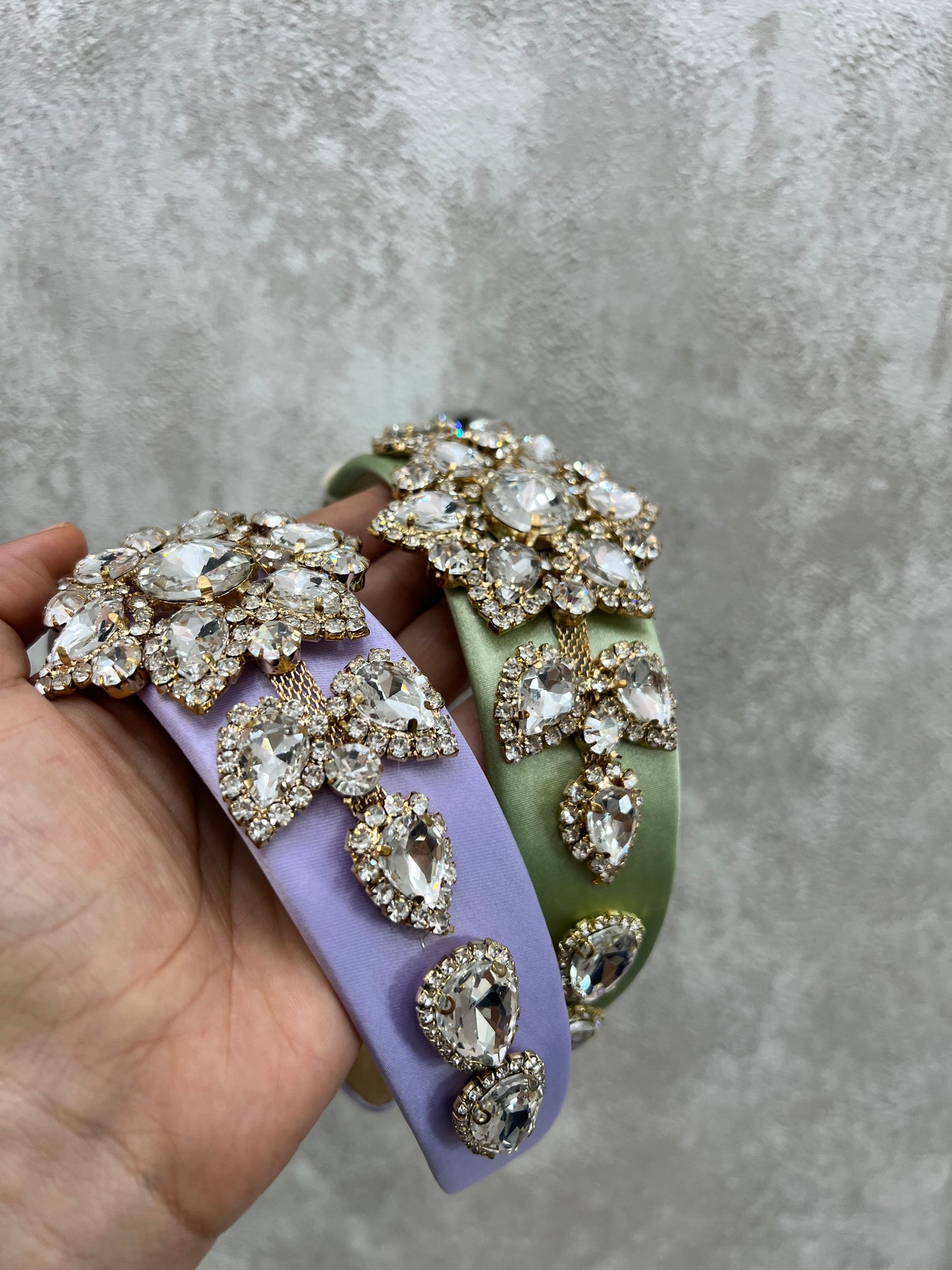 Diadema con apliques en silver y dorado 02717