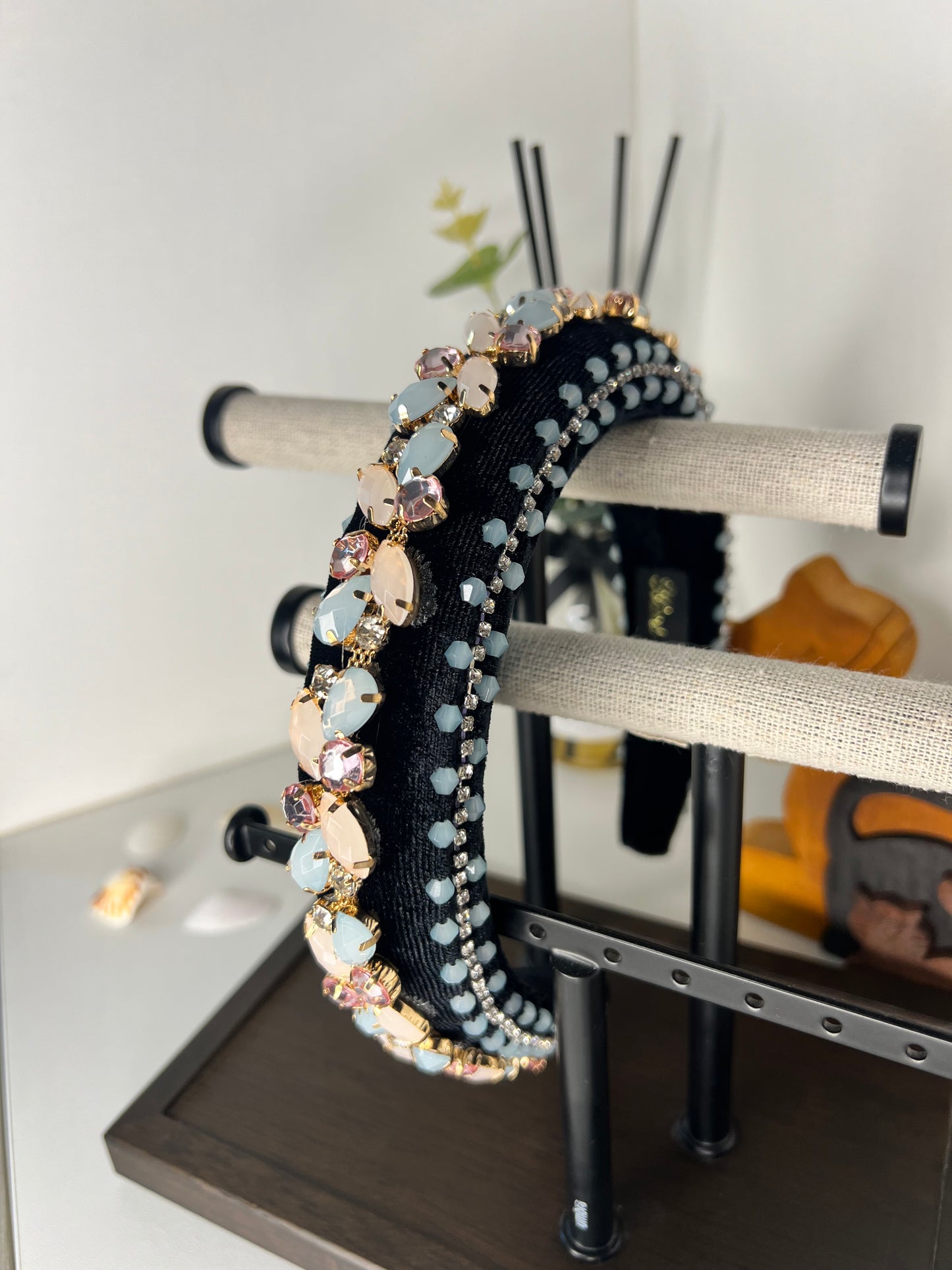 Diadema adornada con piedrería, cristales y perlas 03814