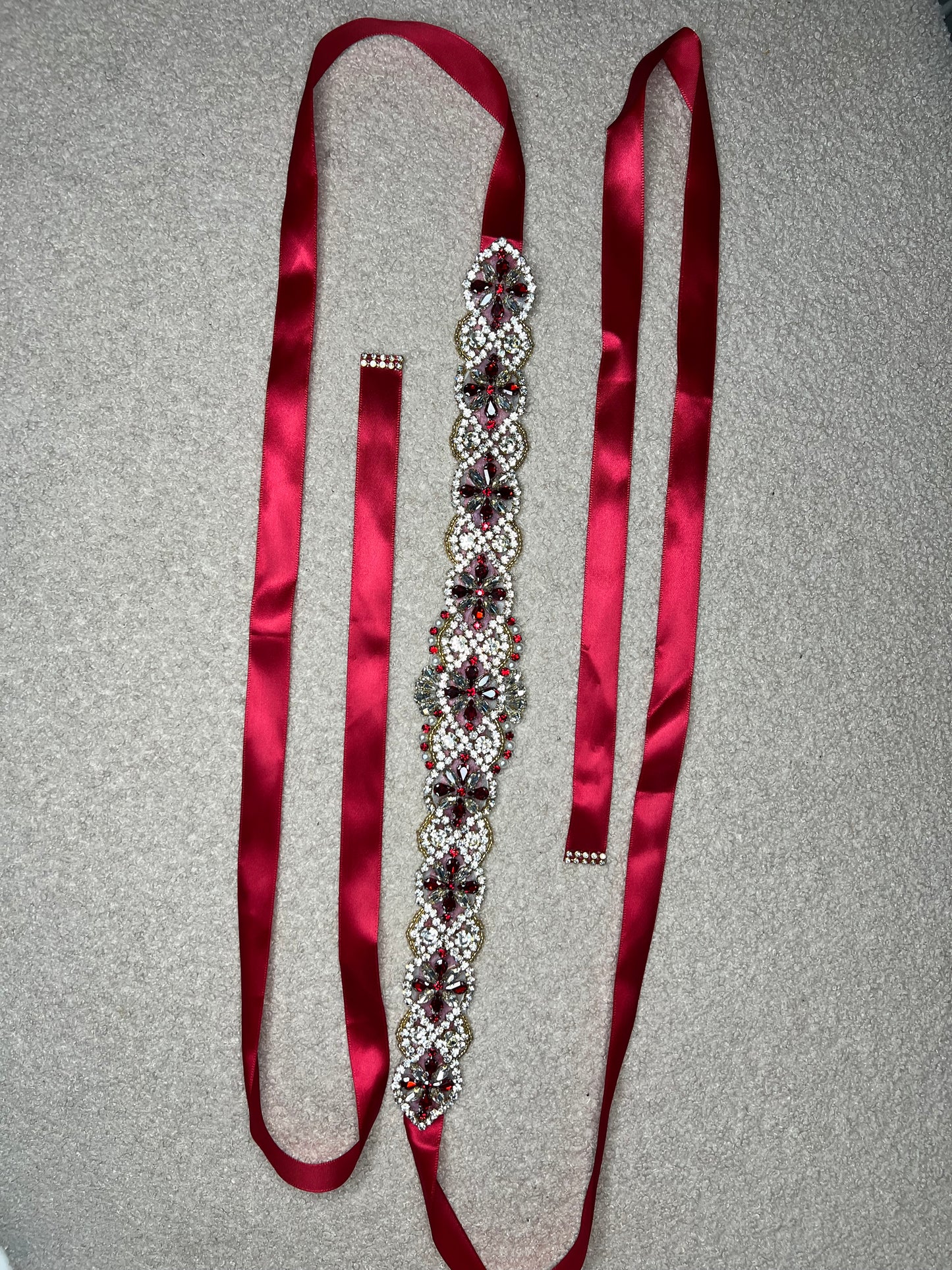 Cinturón de cristal y piedras rojas