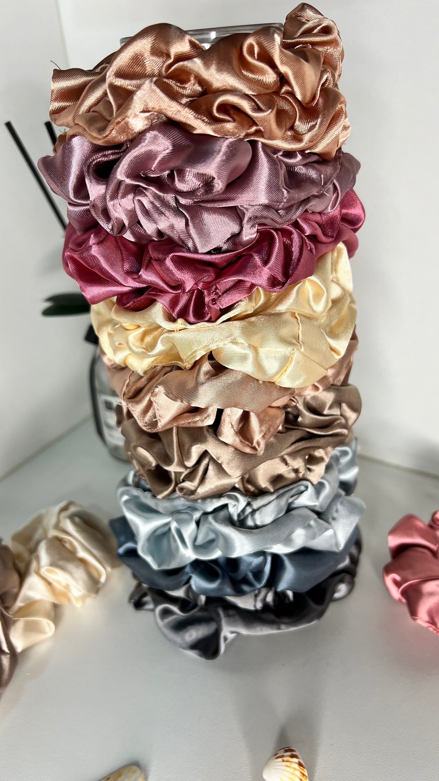 Scrunchies de satin en colores varios, dos por set 05501