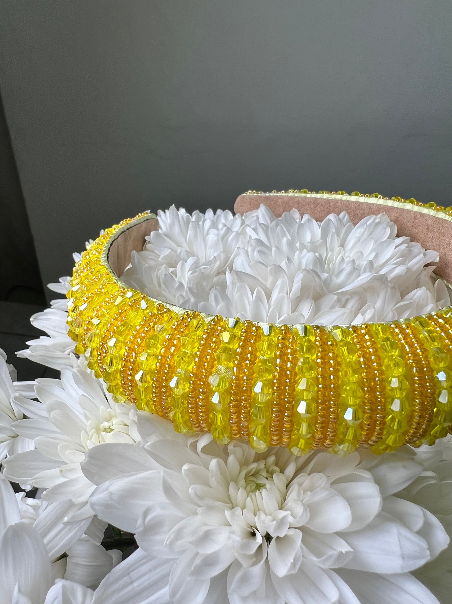 Diadema amarilla de cuentas
