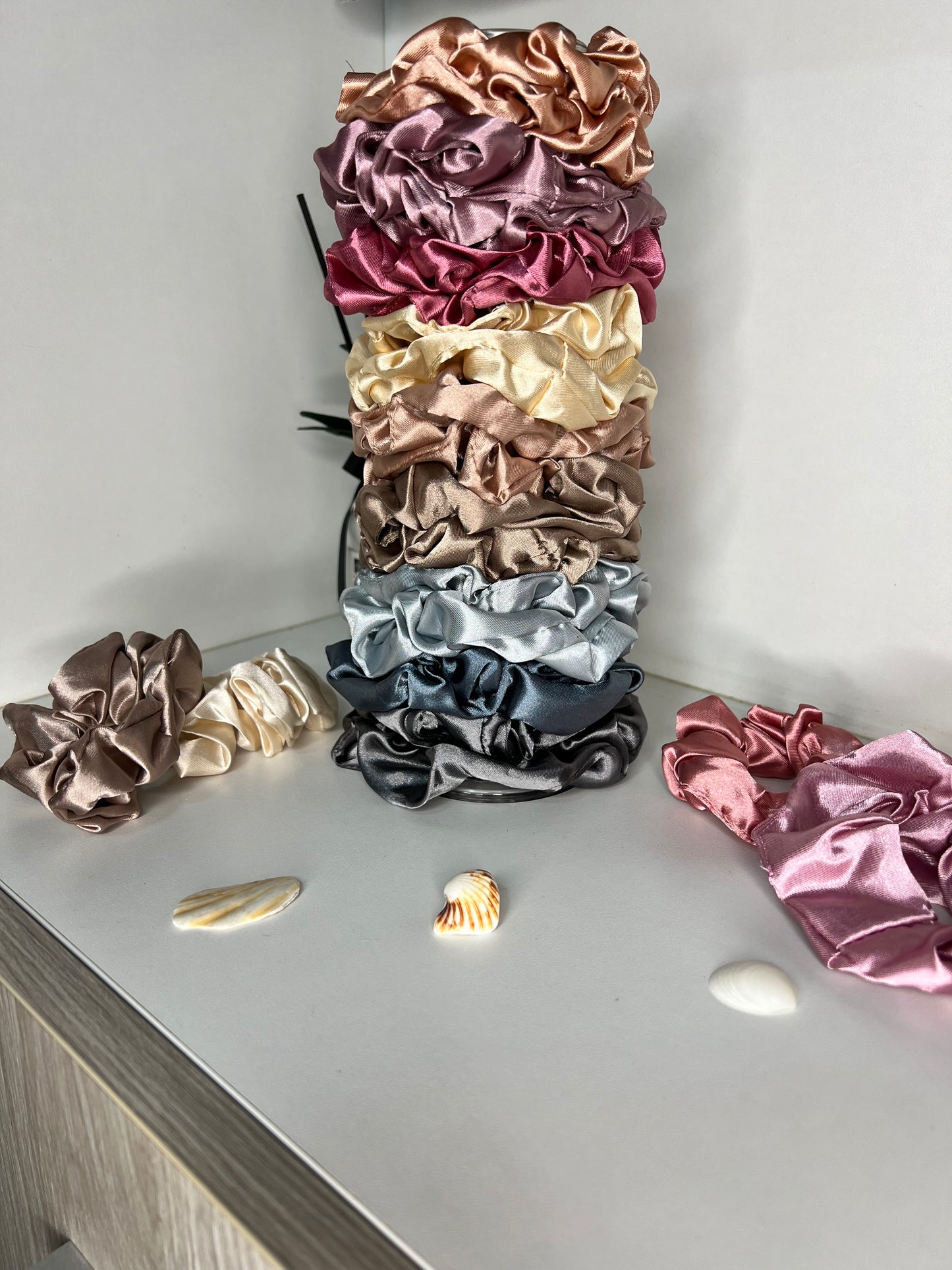 Scrunchies de satin en colores varios, dos por set 05501
