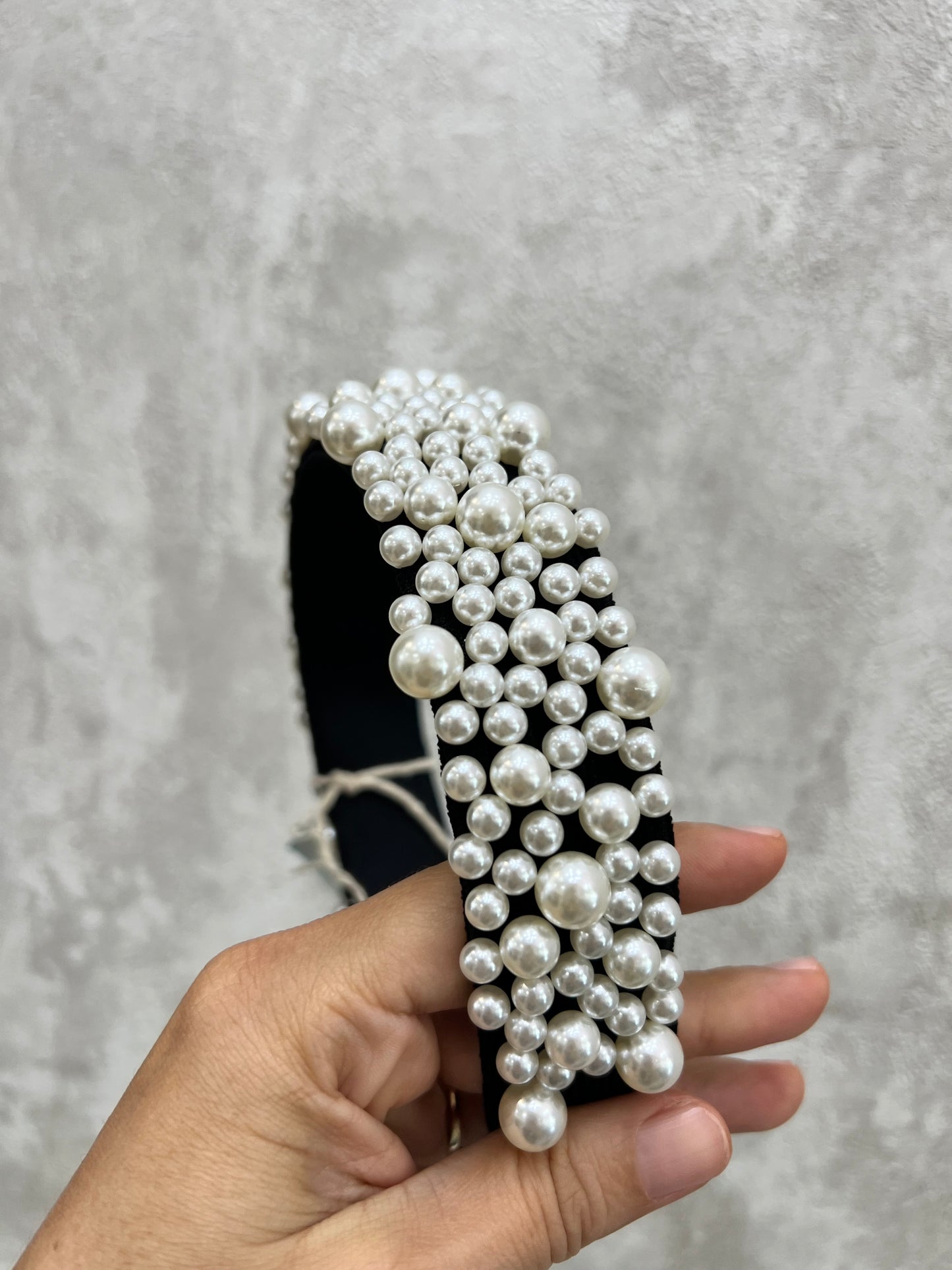 Diadema perlada con fondo negro 02718
