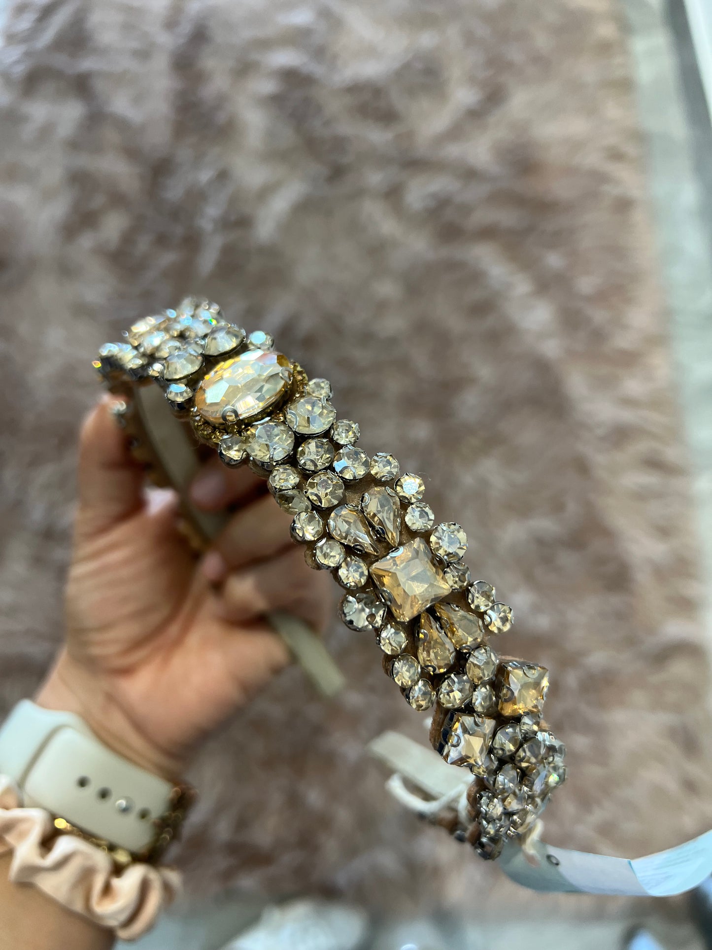 Diadema dorada con gemas y zircones 02504