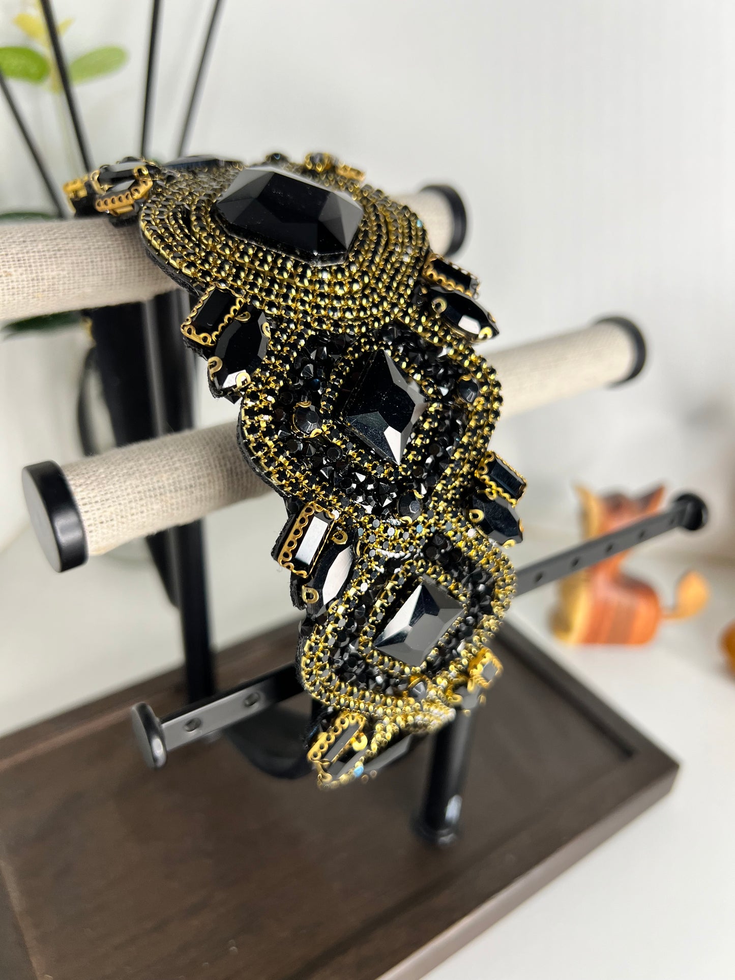 Diadema ancha de zirconia cúbica negra con dorado 03811