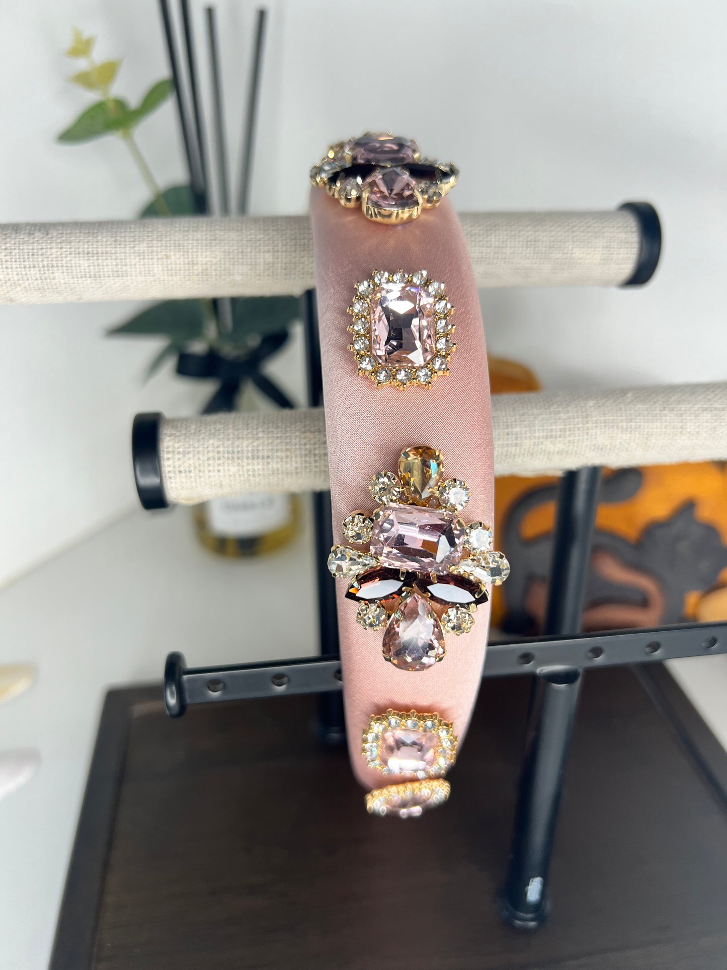 Diadema estilo barroco rosada con piedras 02714