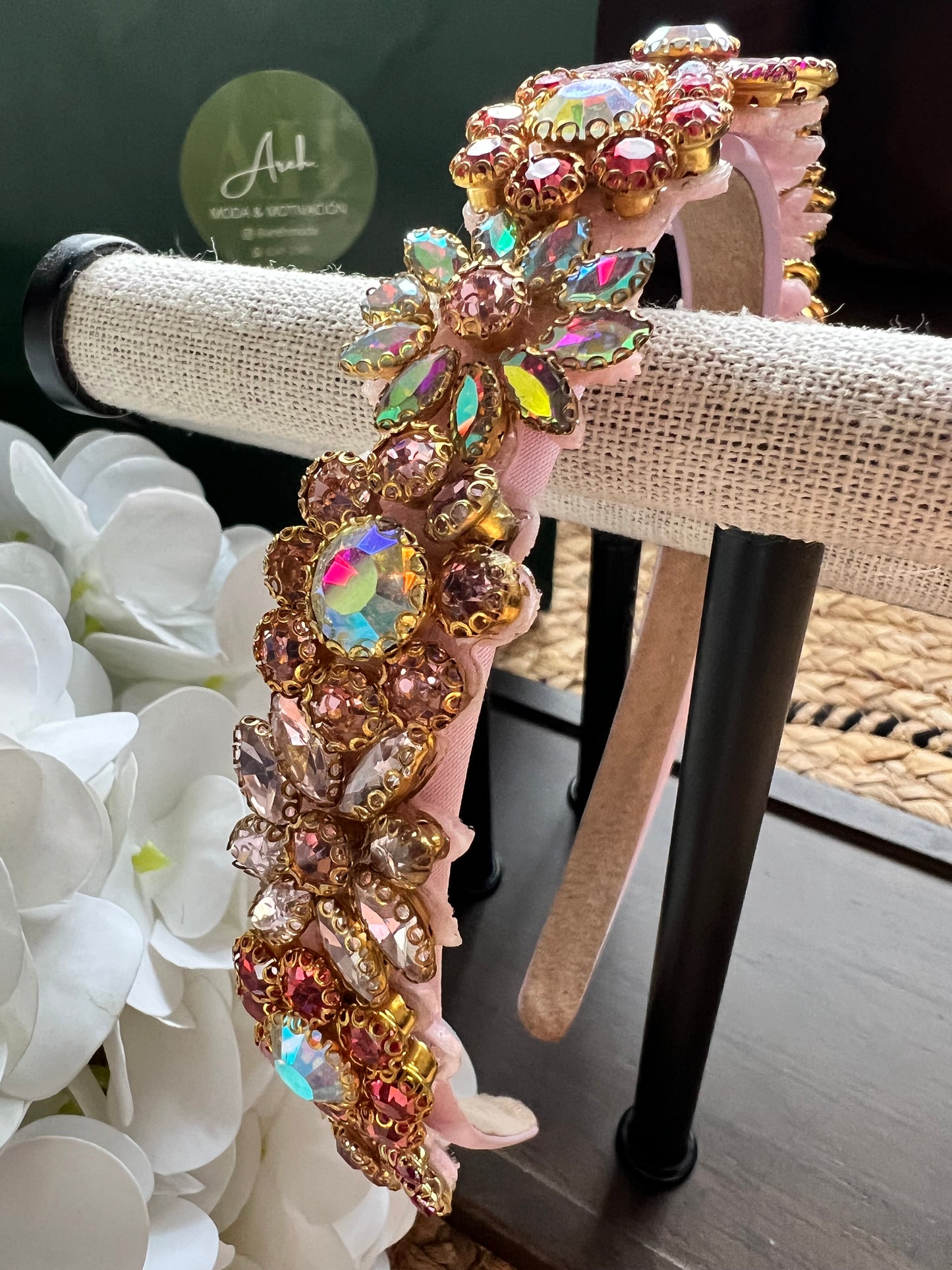 Diadema floral con piedras rosadas 02211