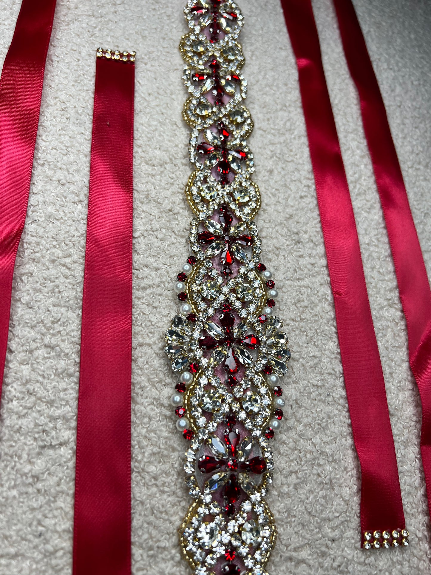 Cinturón de cristal y piedras rojas