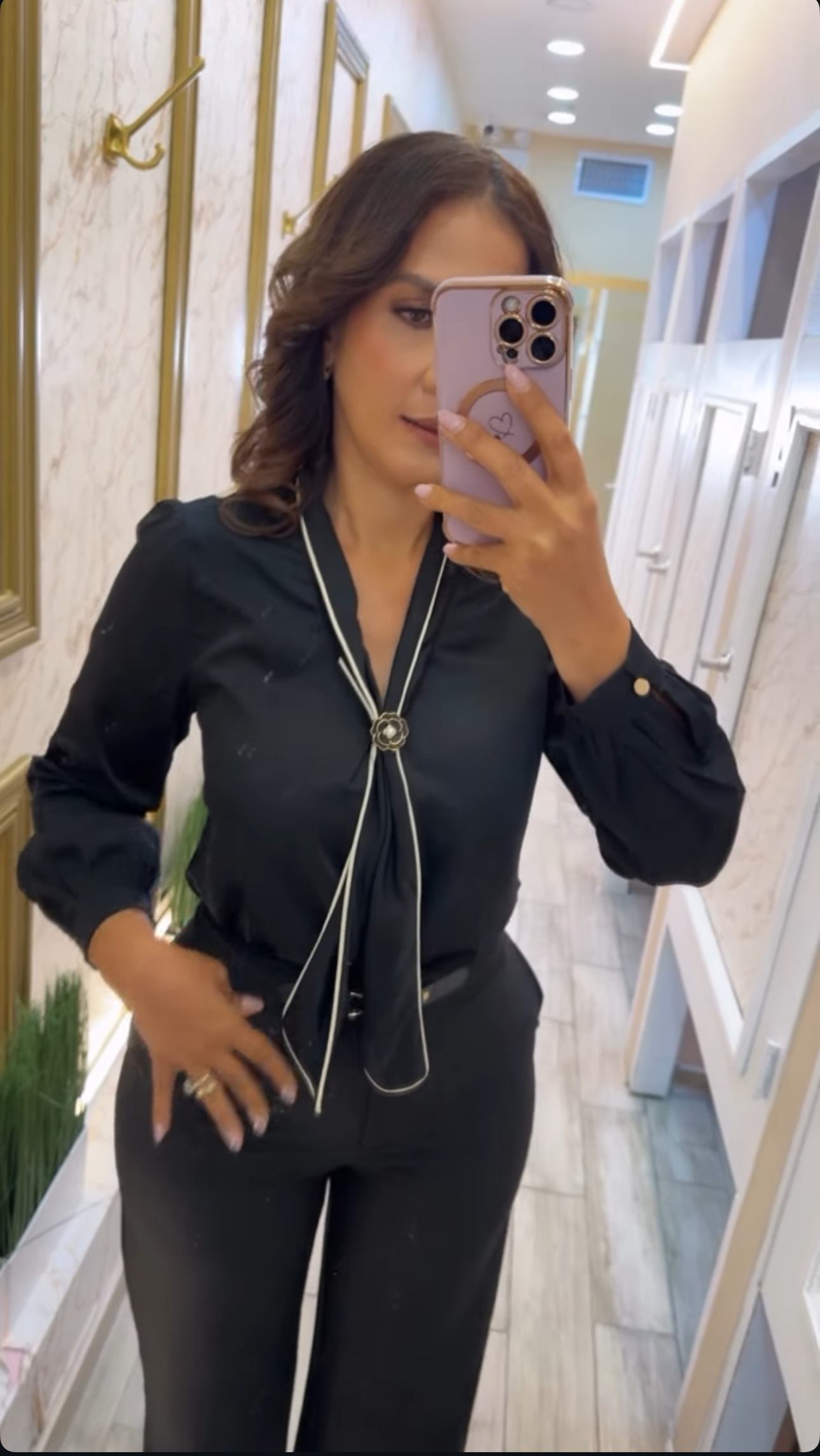 Blusa negra detalle flor