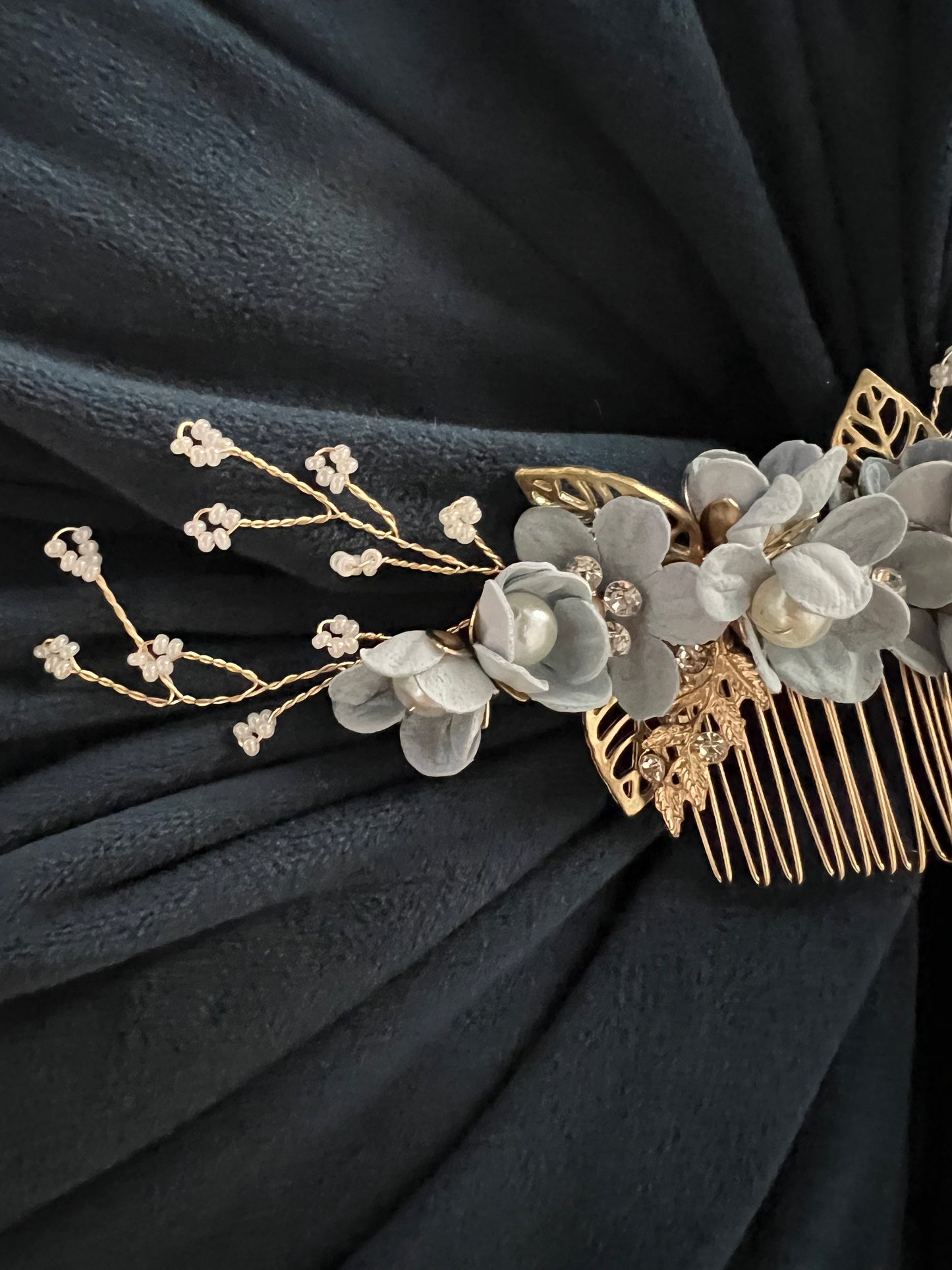 Peineta con flores celestes y hojas