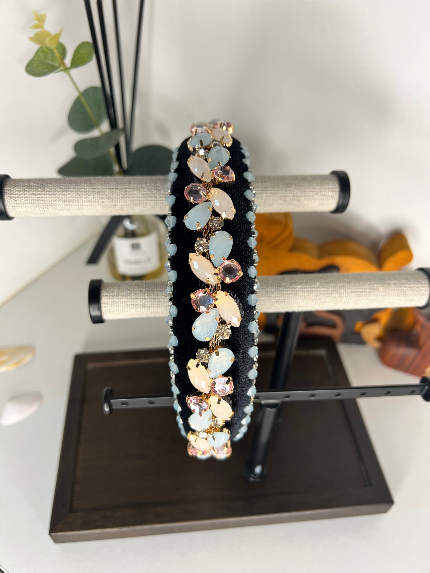 Diadema adornada con piedrería, cristales y perlas 03814