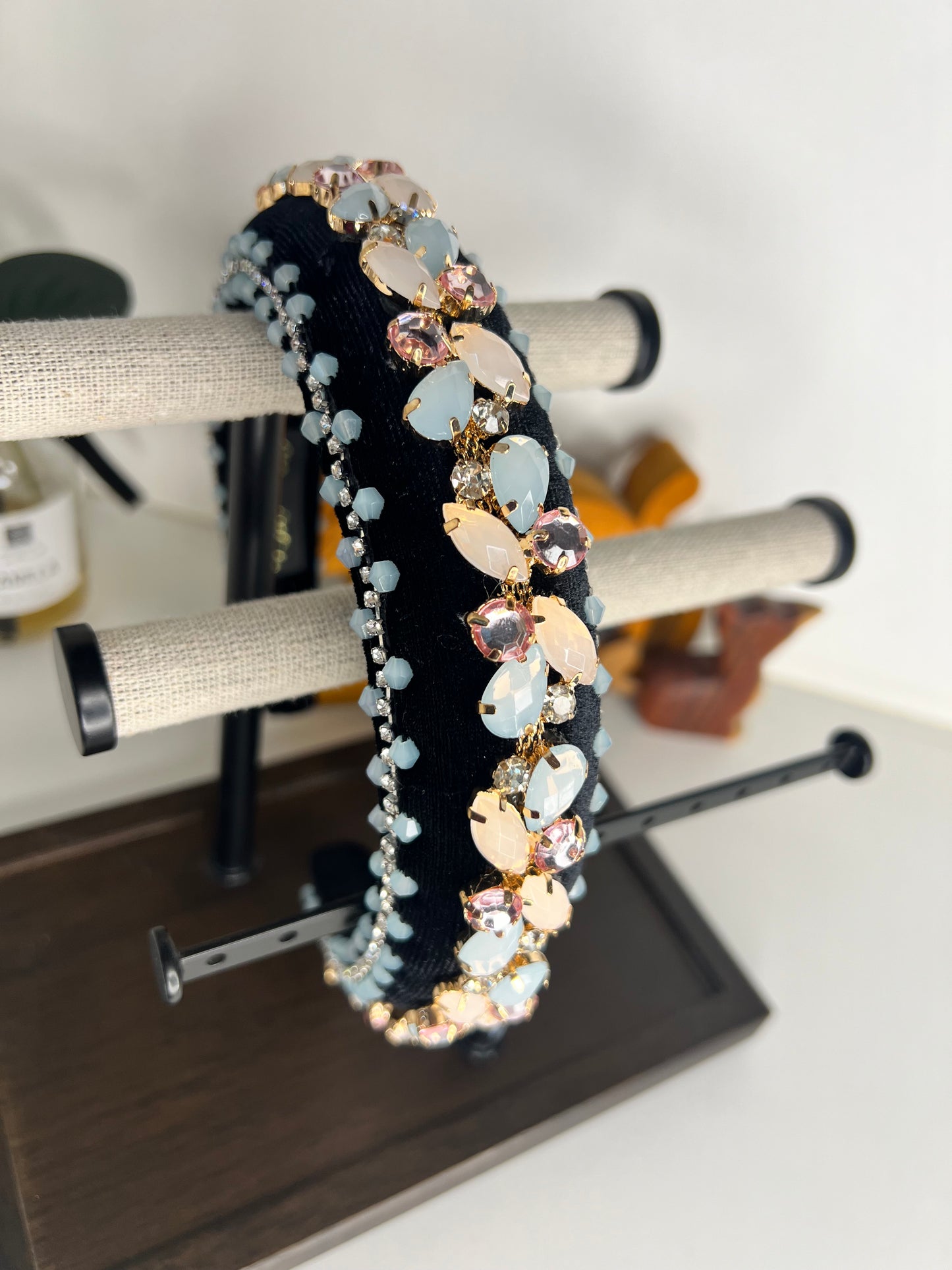 Diadema adornada con piedrería, cristales y perlas 03814