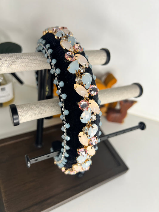 Diadema adornada con piedrería, cristales y perlas 03814