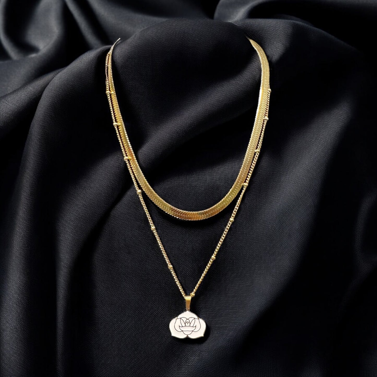 Collar Dorado Flor del Espiritu Santo blanco esmaltado