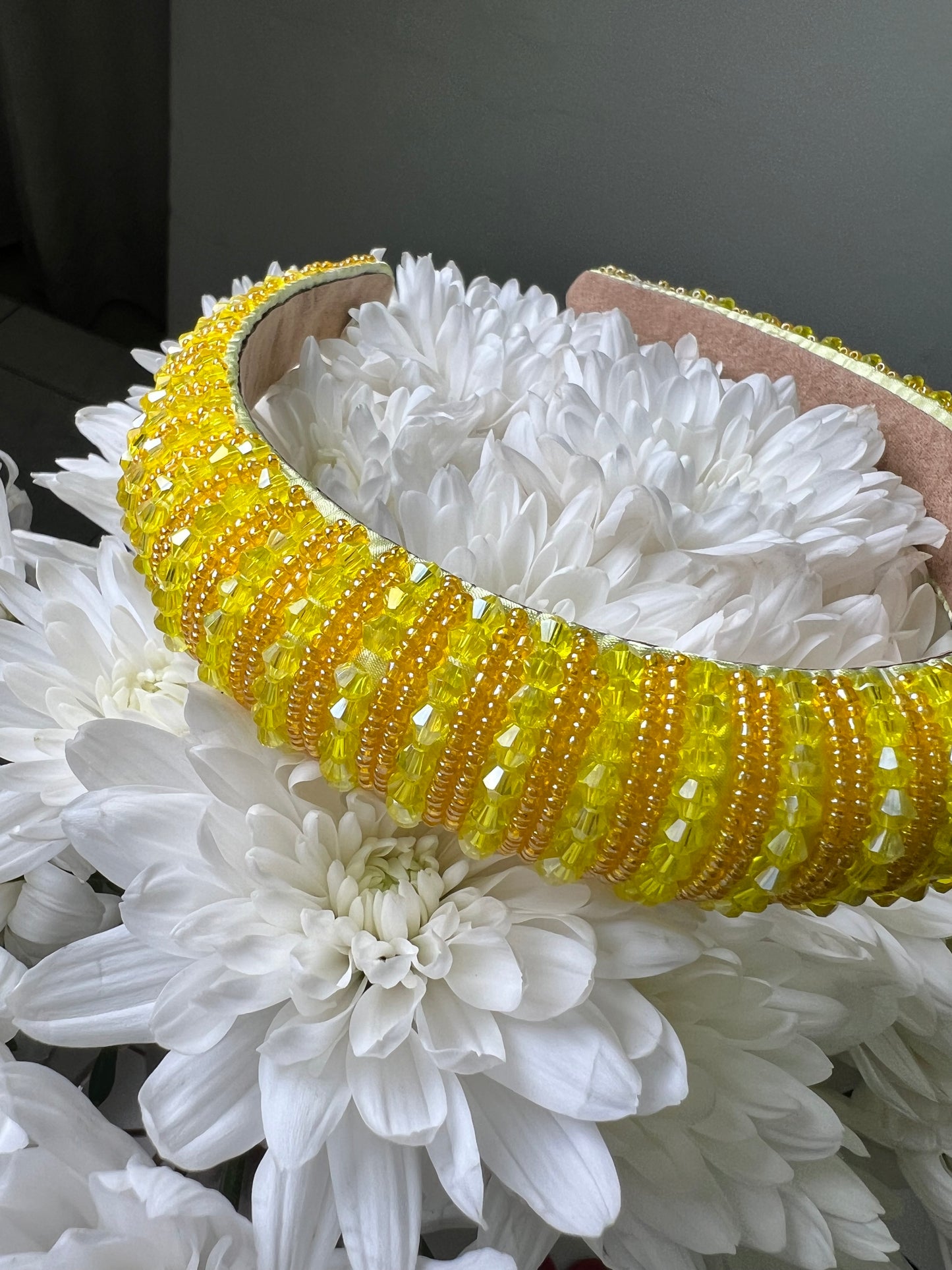 Diadema amarilla de cuentas