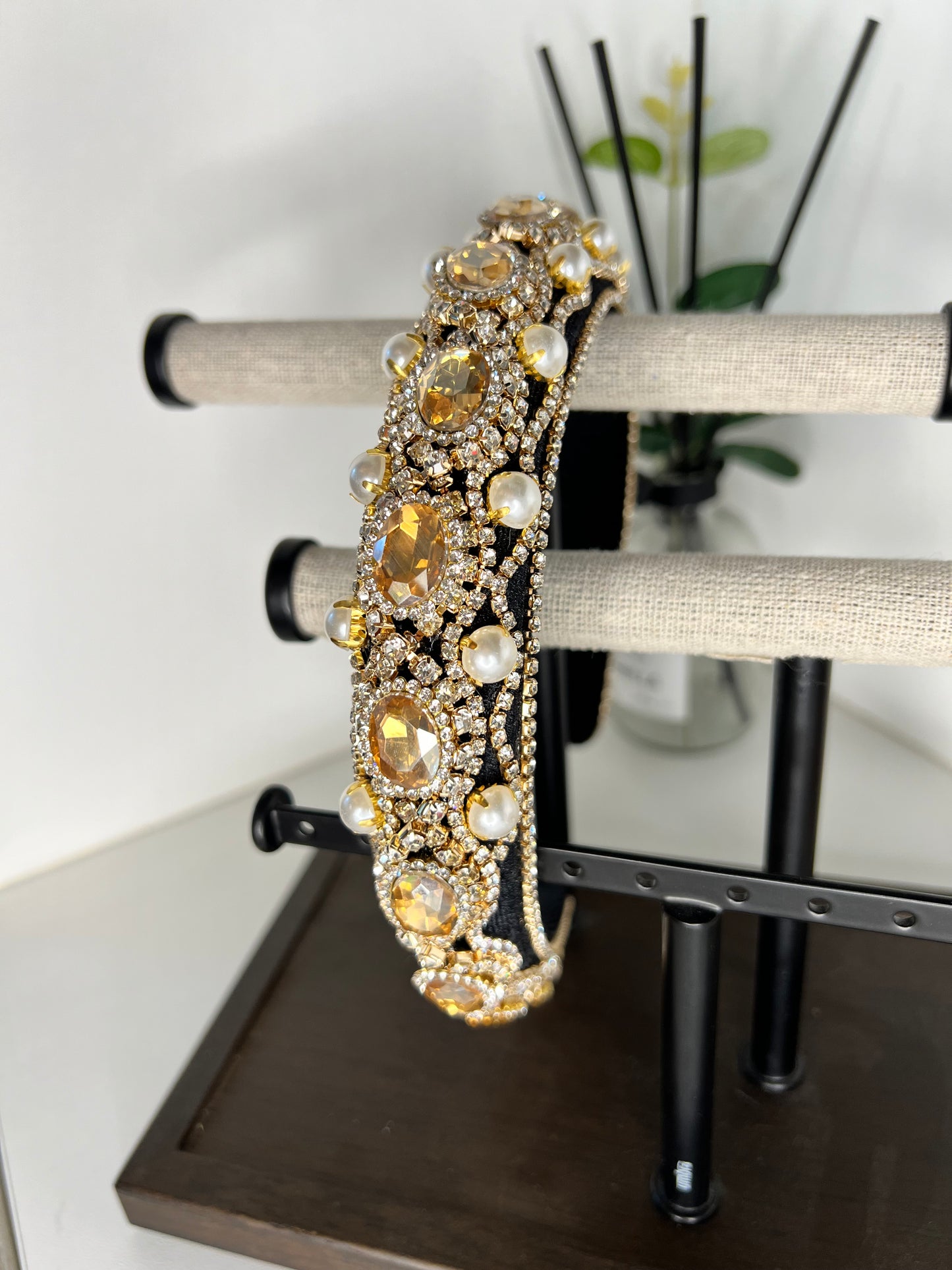 Diadema decorada con joyas y perlas 03802