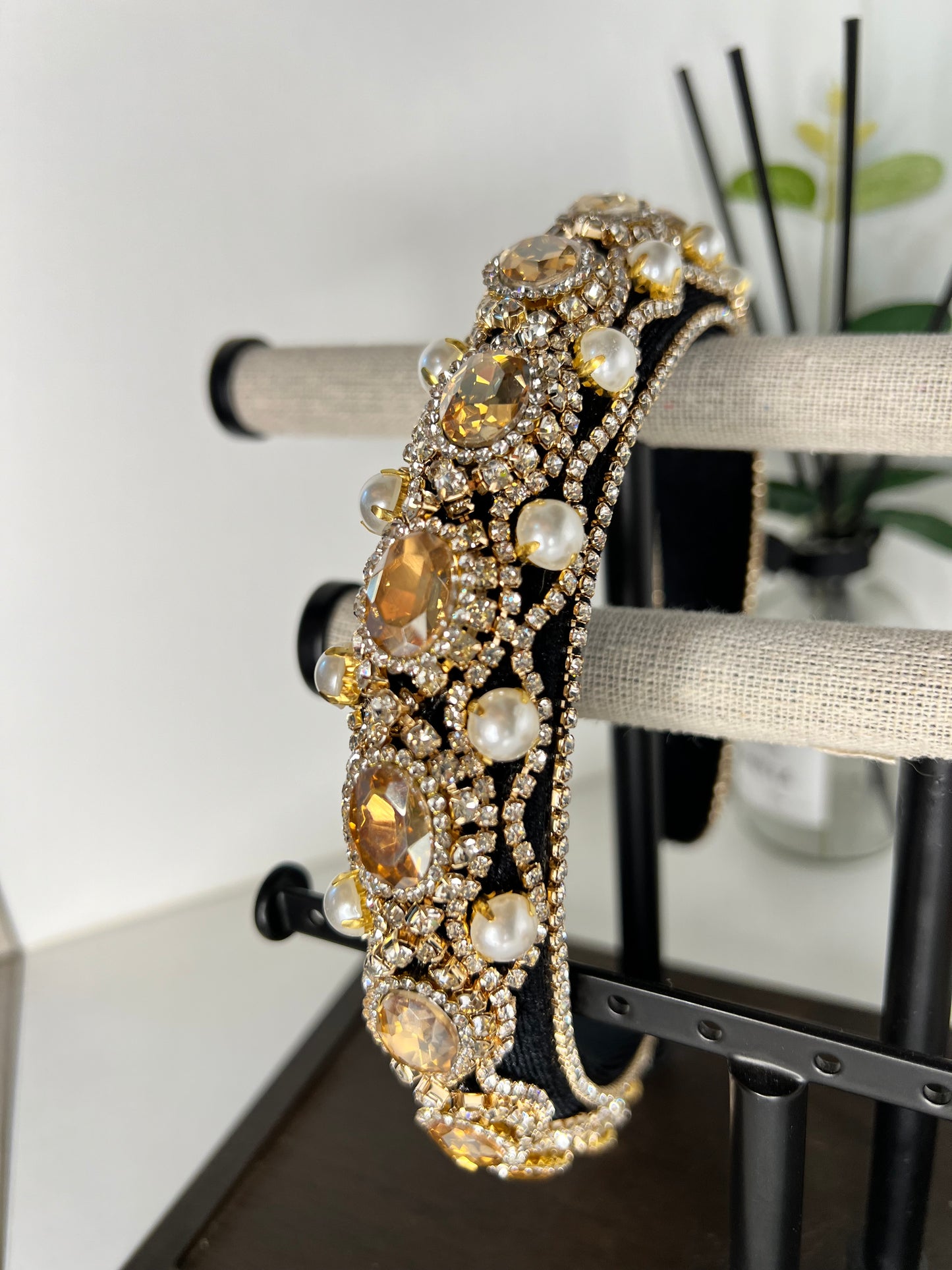 Diadema decorada con joyas y perlas 03802