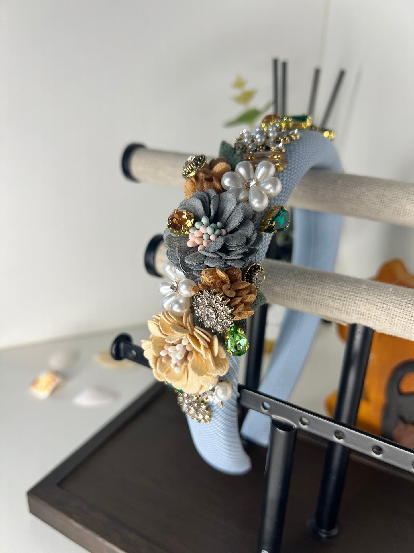 Diadema decorada con flores 03815