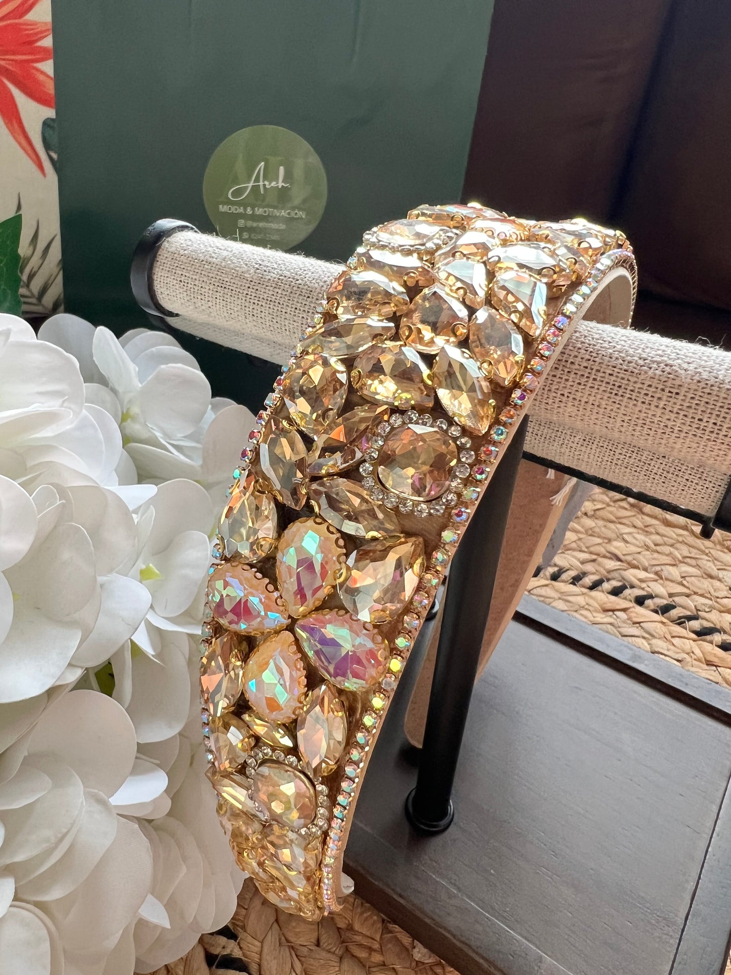 Diadema con gemas rosas en forma de flor 02725