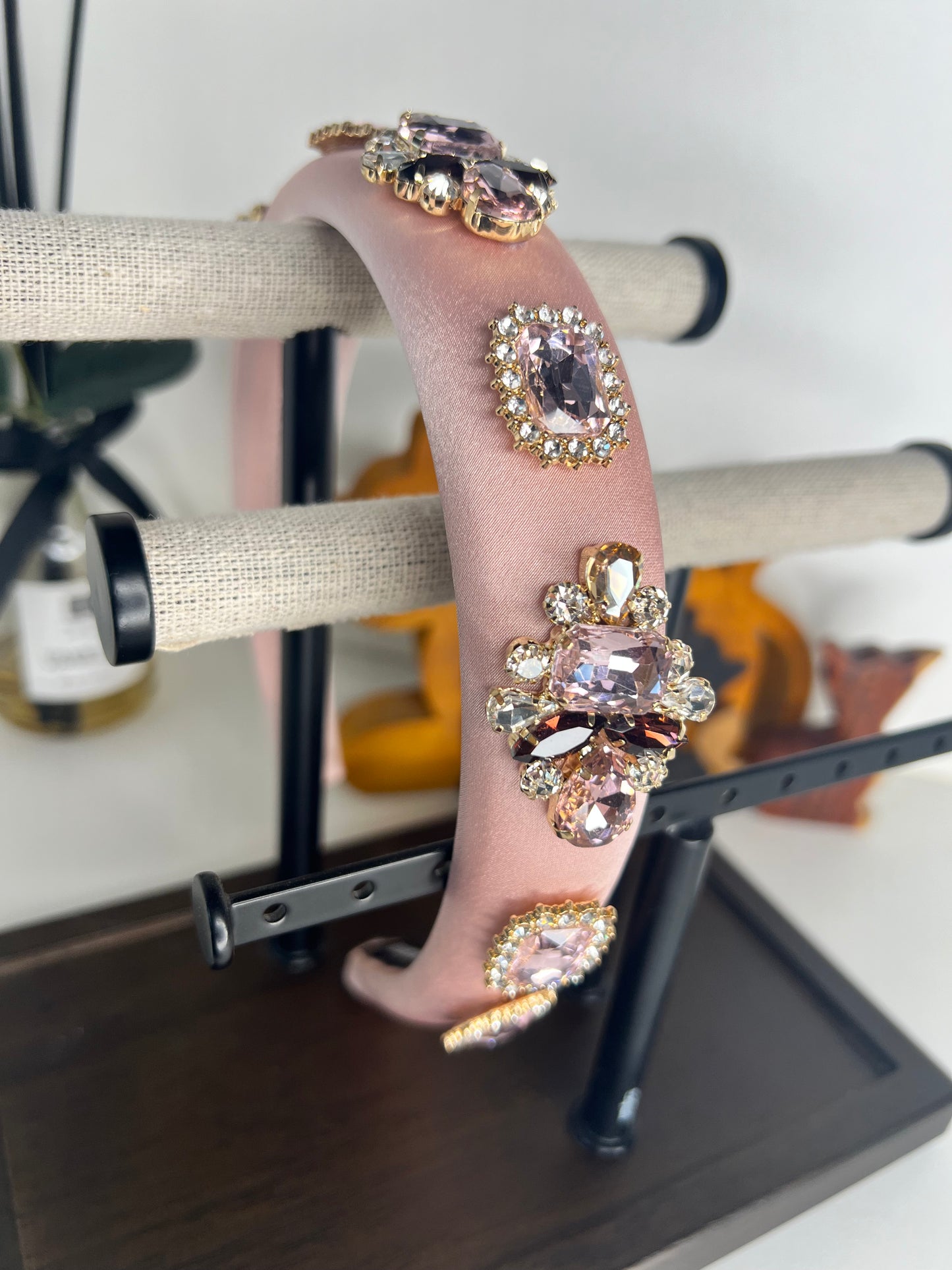 Diadema estilo barroco rosada con piedras 02714