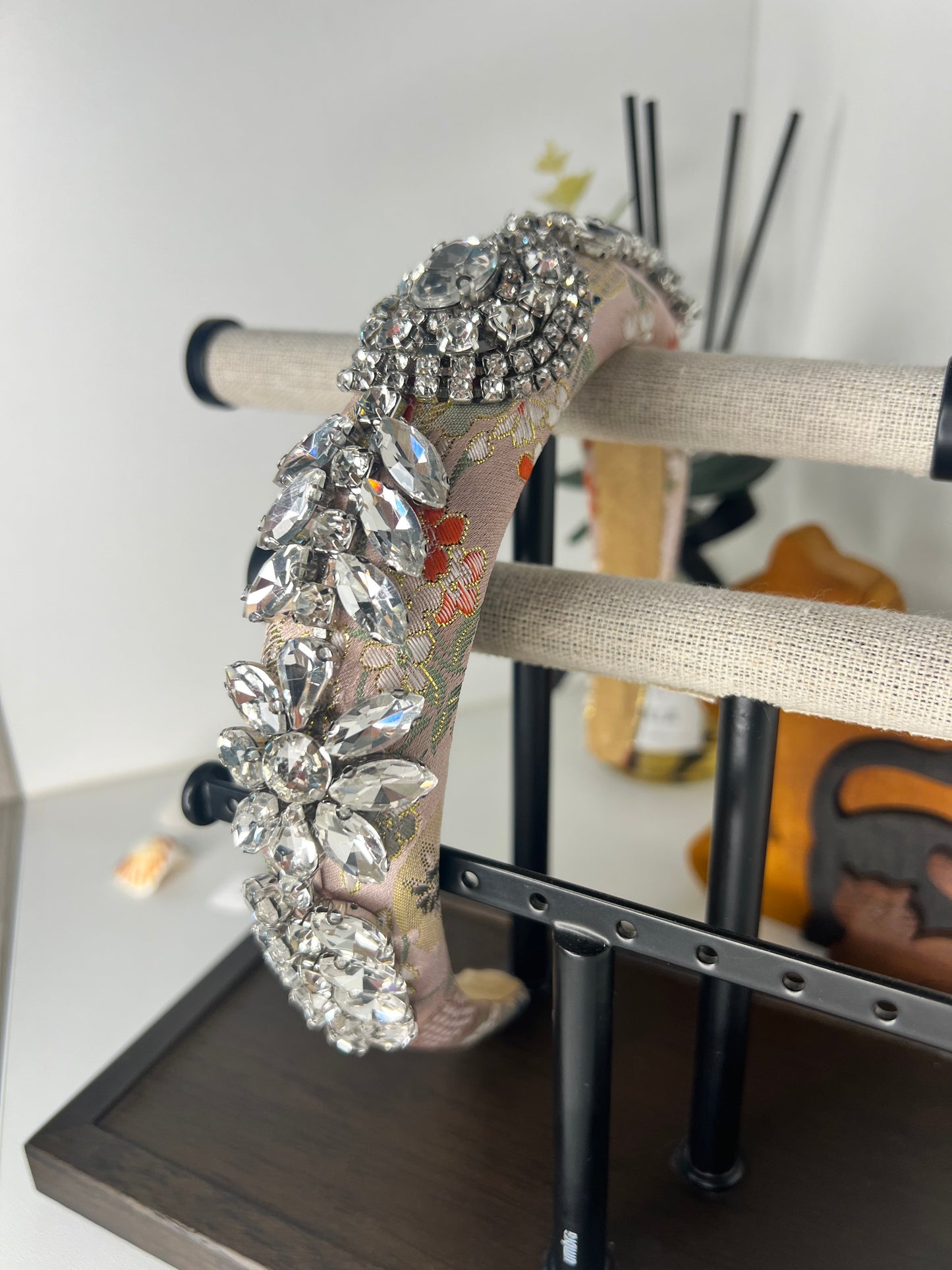 Diadema retro con gemas y bordes de tela 03812