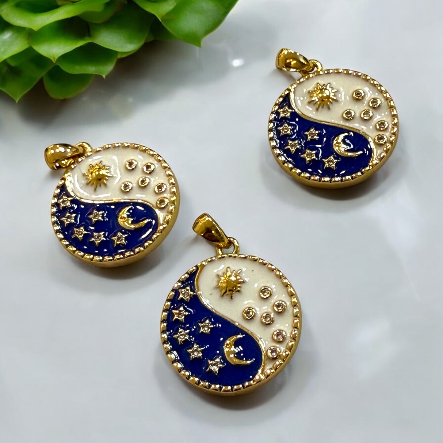 DIJE YIM YAM AZUL Y BLANCO