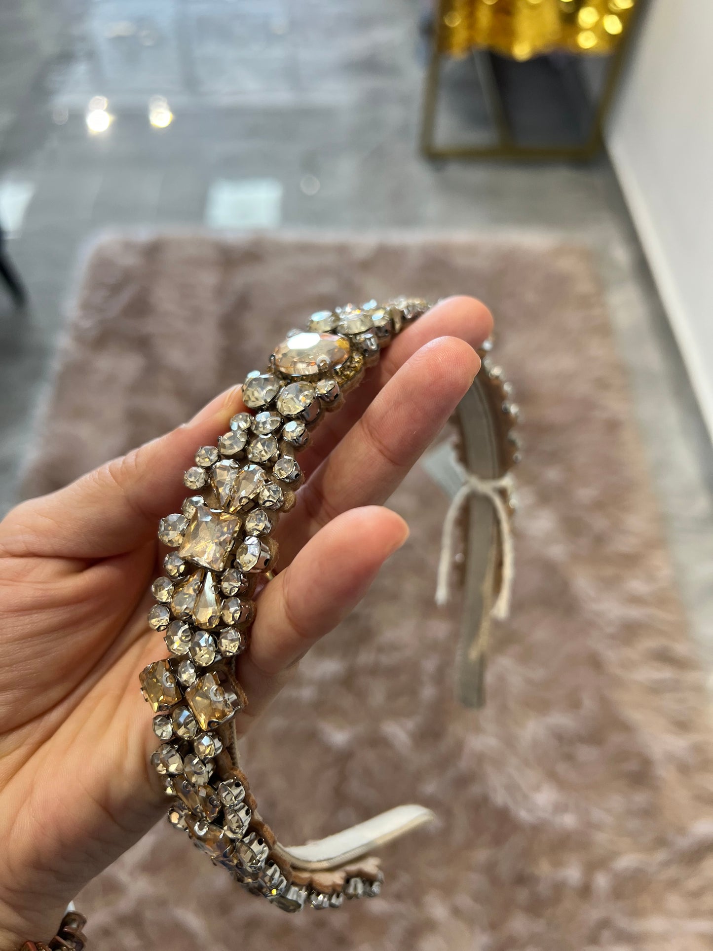 Diadema dorada con gemas y zircones 02504