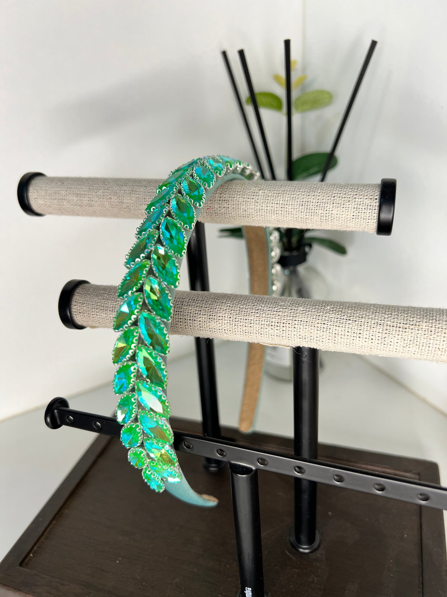 Diadema con diseño de hojas de cristal 02202