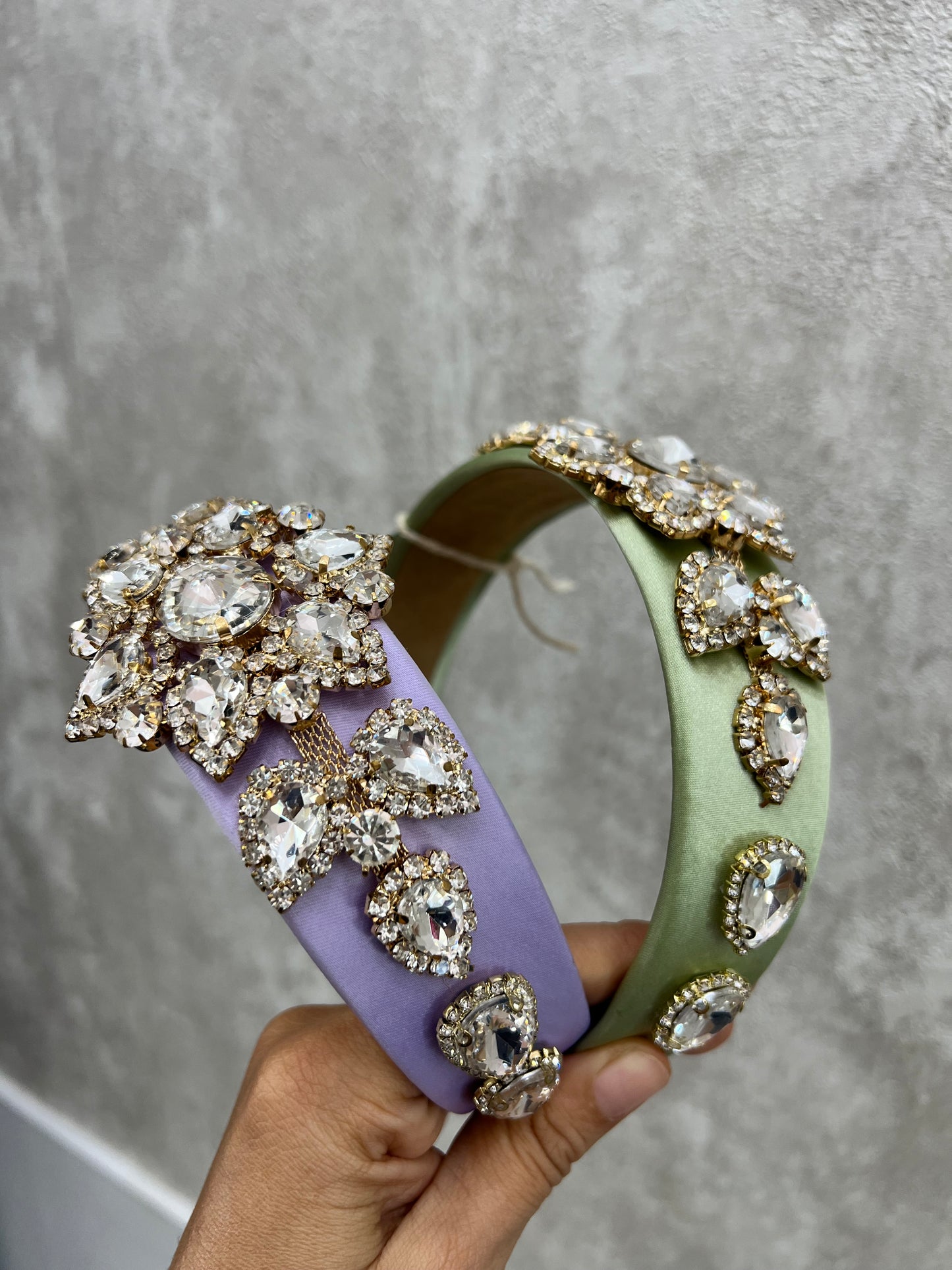 Diadema con apliques en silver y dorado 02717