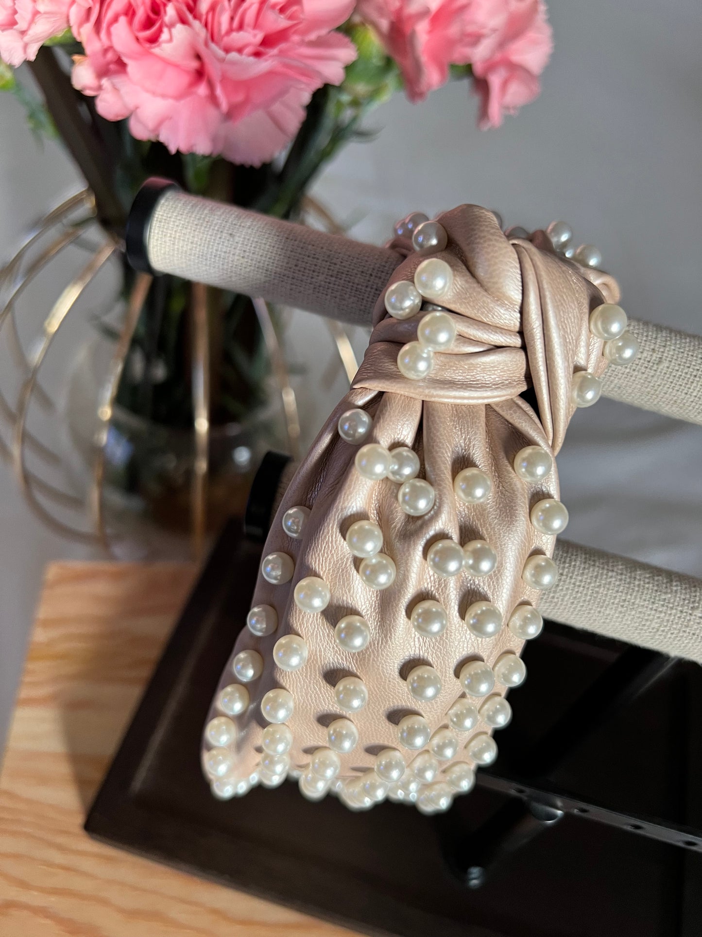 Diadema con perlas y con diseño de nudo 02702
