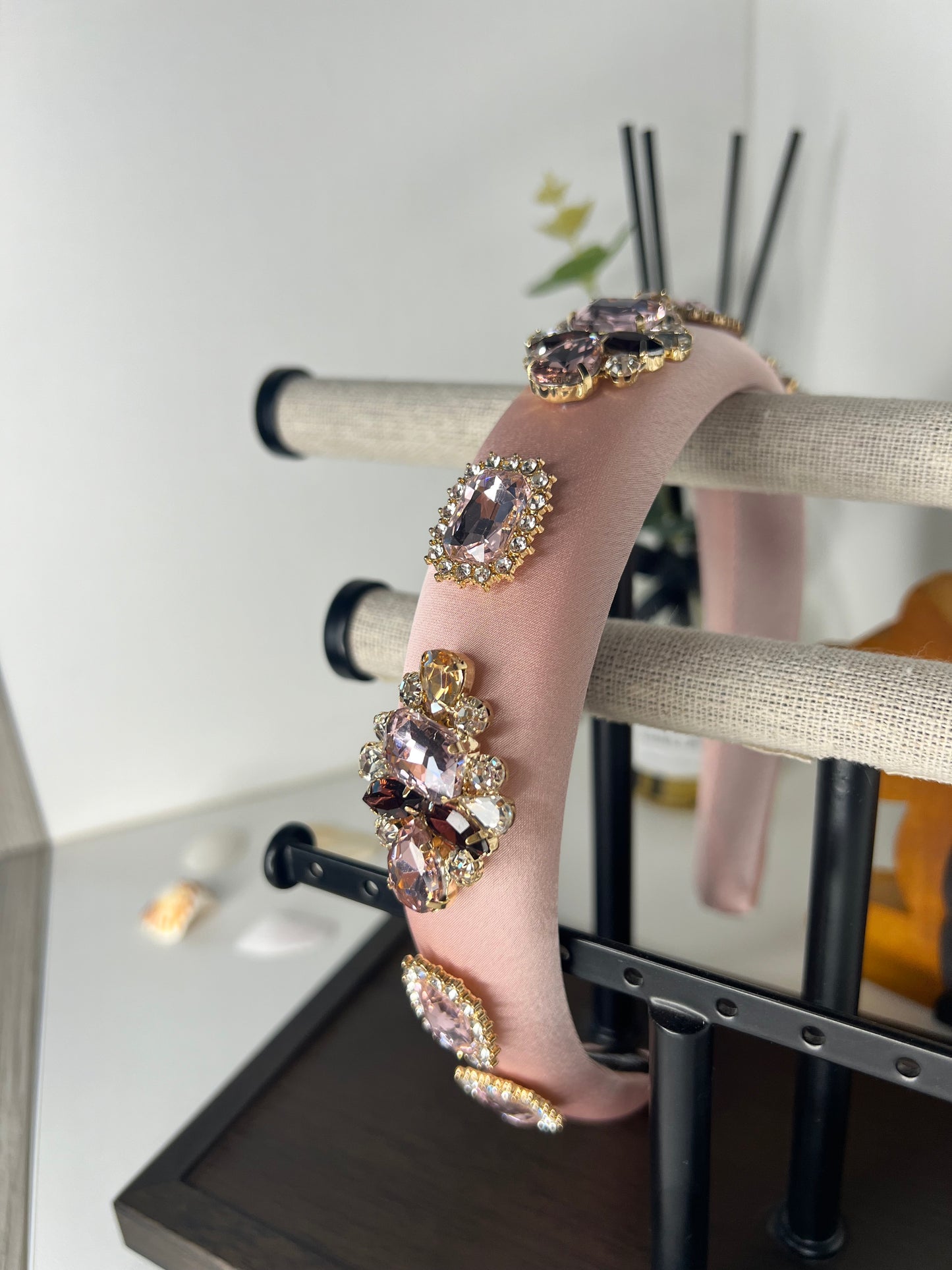Diadema estilo barroco rosada con piedras 02714