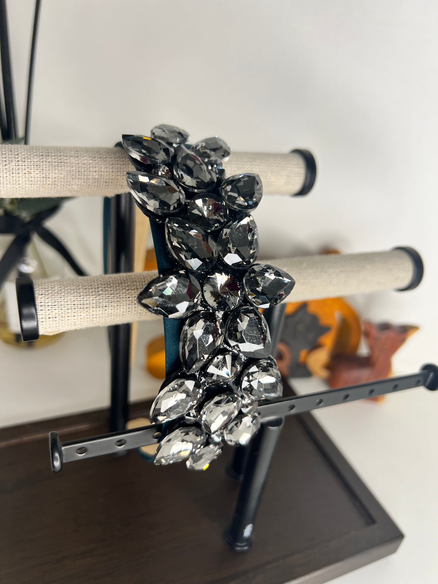 Diadema decorada con flor de cristal gris 02715