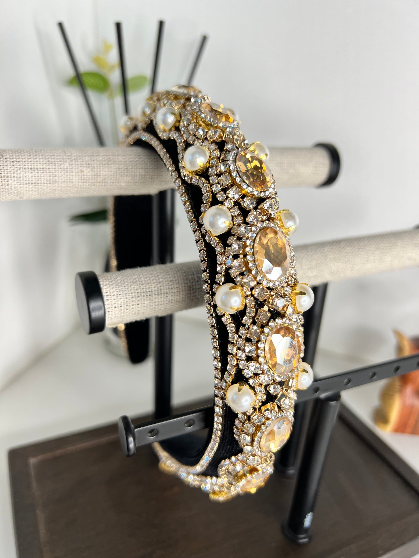 Diadema decorada con joyas y perlas 03802