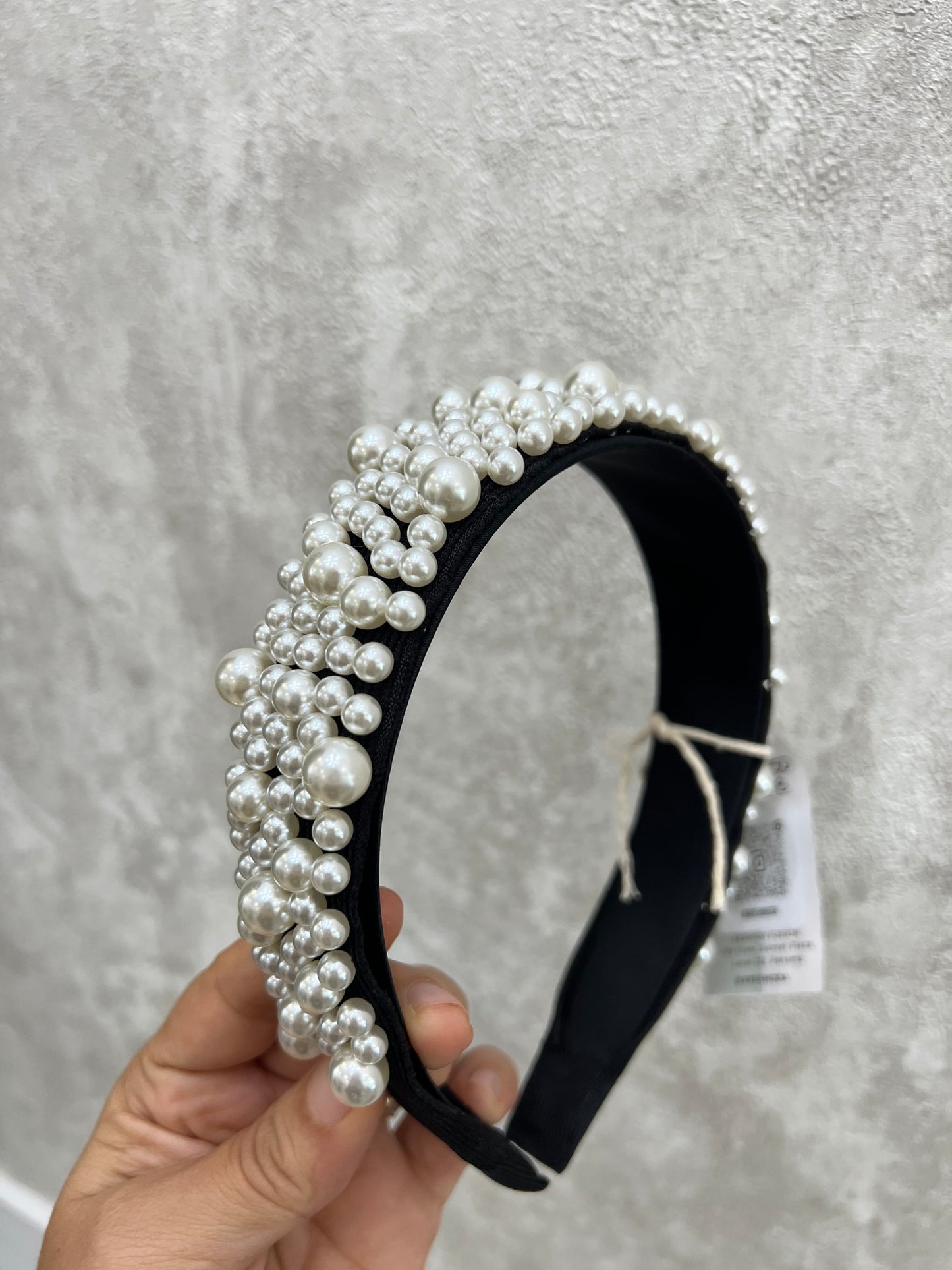 Diadema perlada con fondo negro 02718