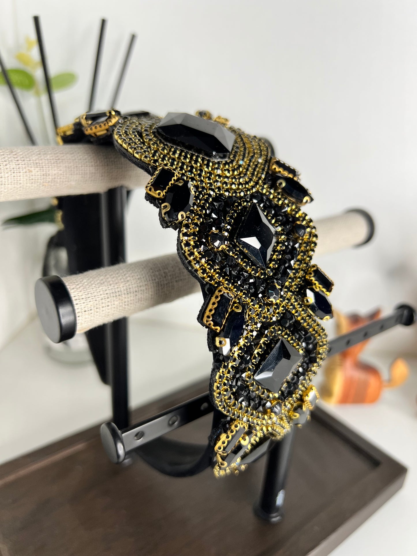 Diadema ancha de zirconia cúbica negra con dorado 03811