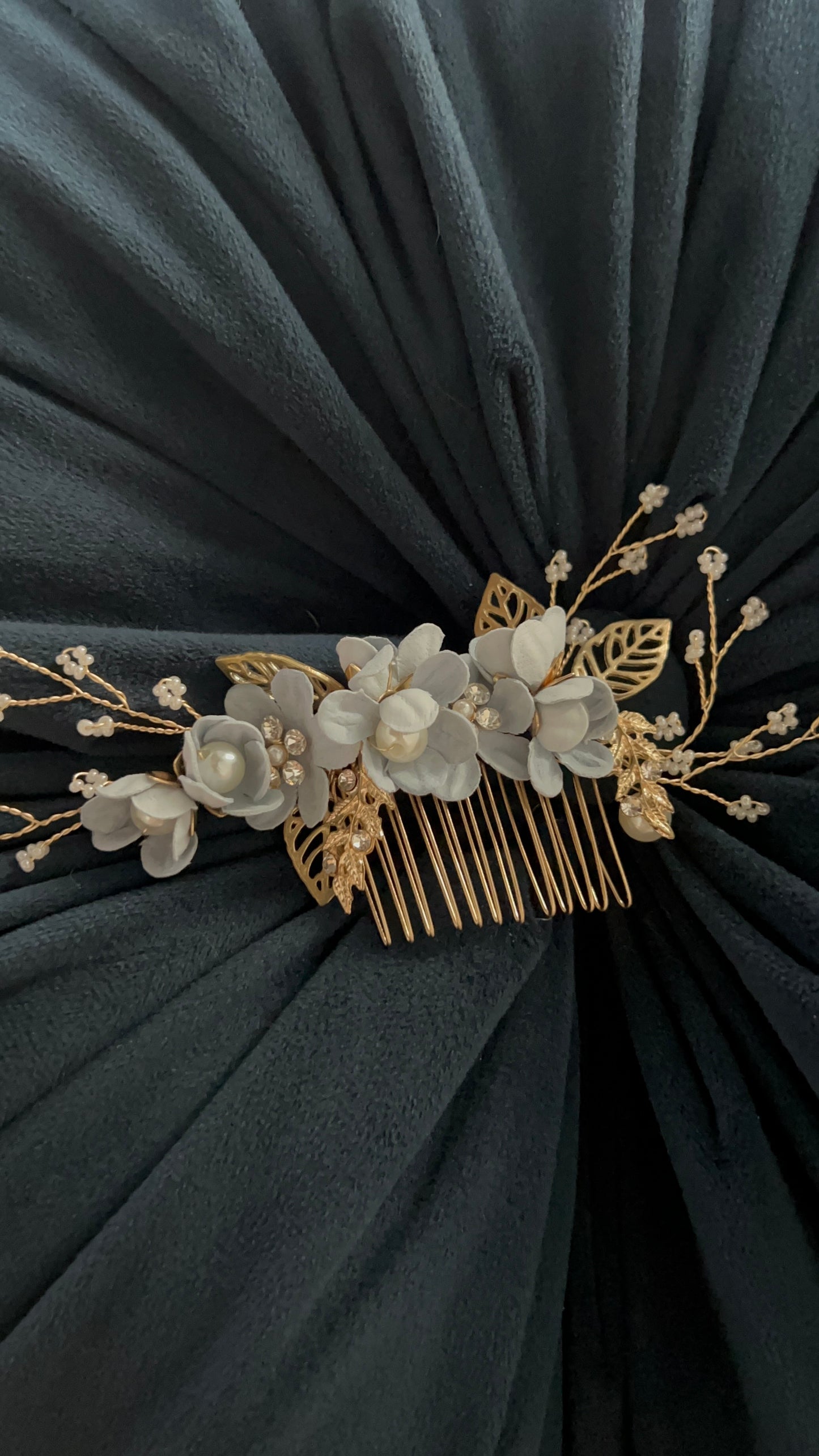 Peineta con flores celestes y hojas