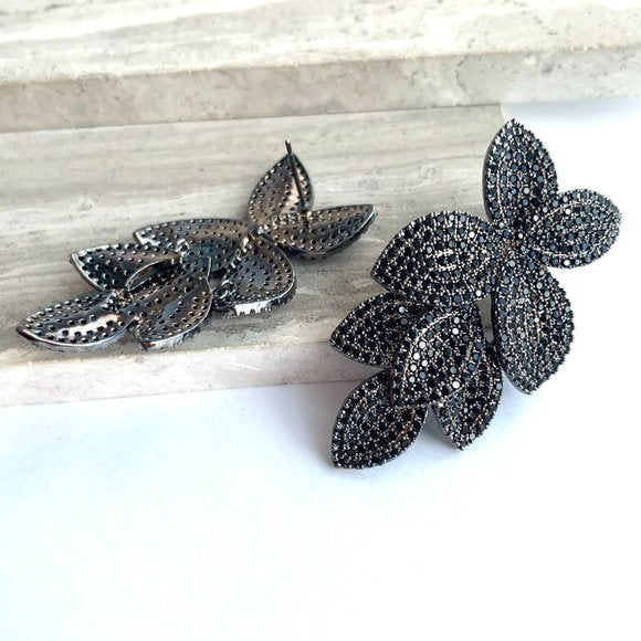 Aretes colgantes negros estilo leaves con zirconia